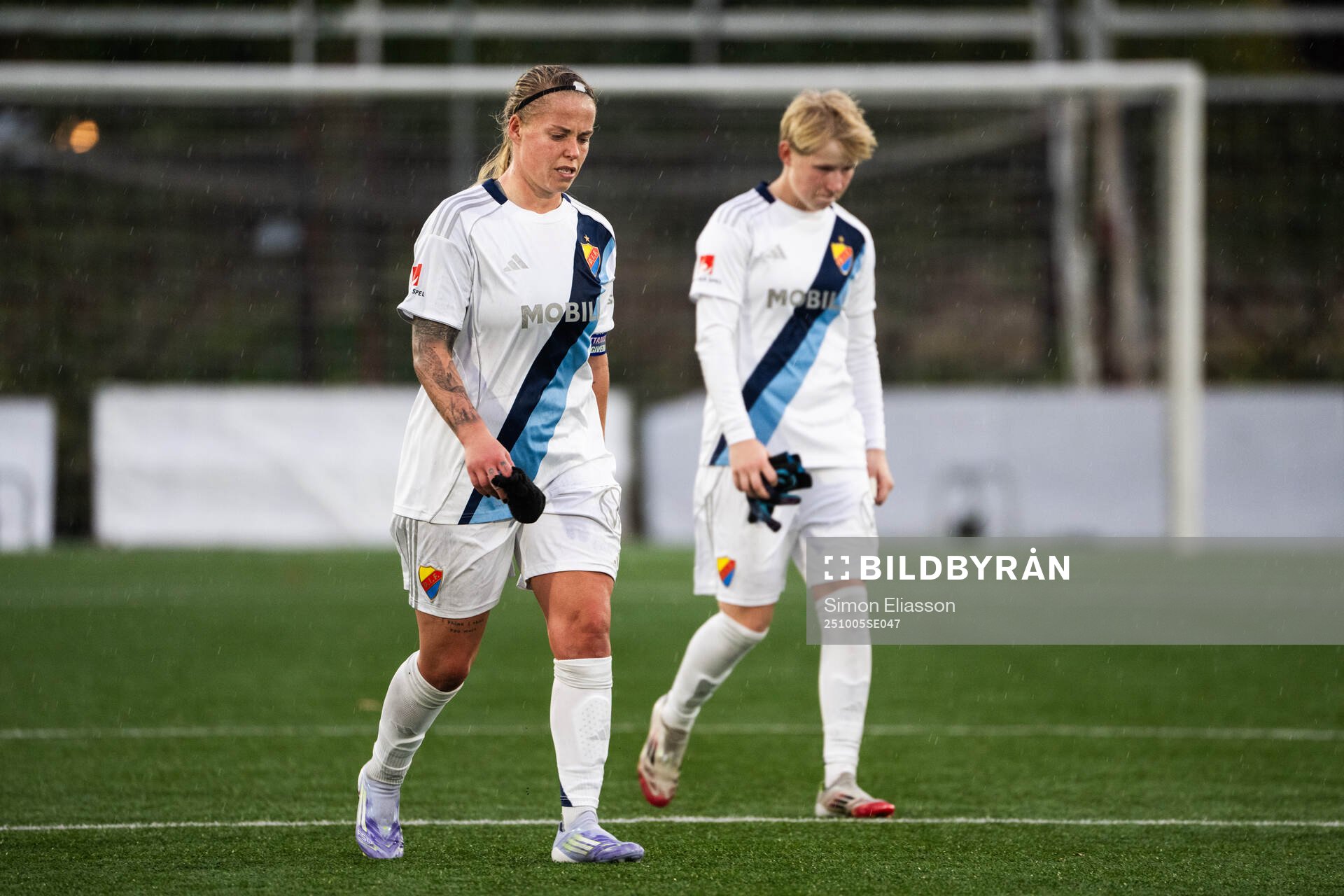 Djurgårdens Therese Åsland och Olivia Ulenius deppar