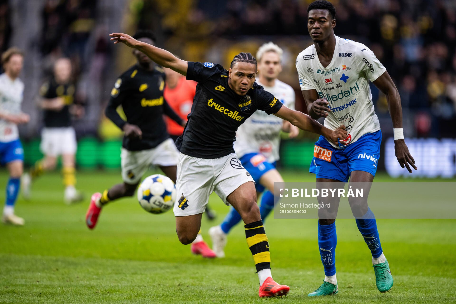 AIKs Kevin Filling  och Värnamos Souleymane Coulibaly