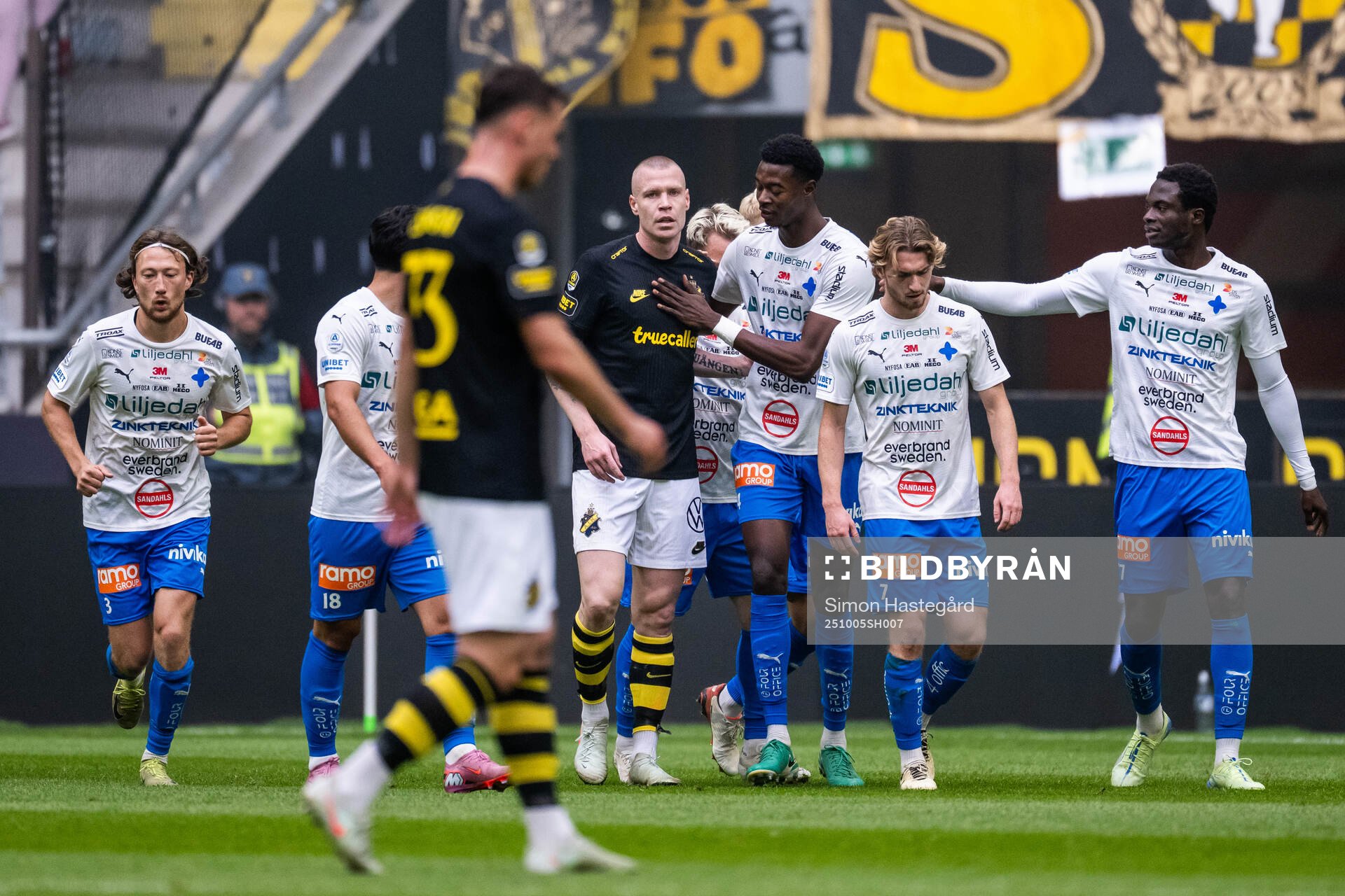 AIKs Thomas Poppler Isherwood deppar medan Värnamos Rufai