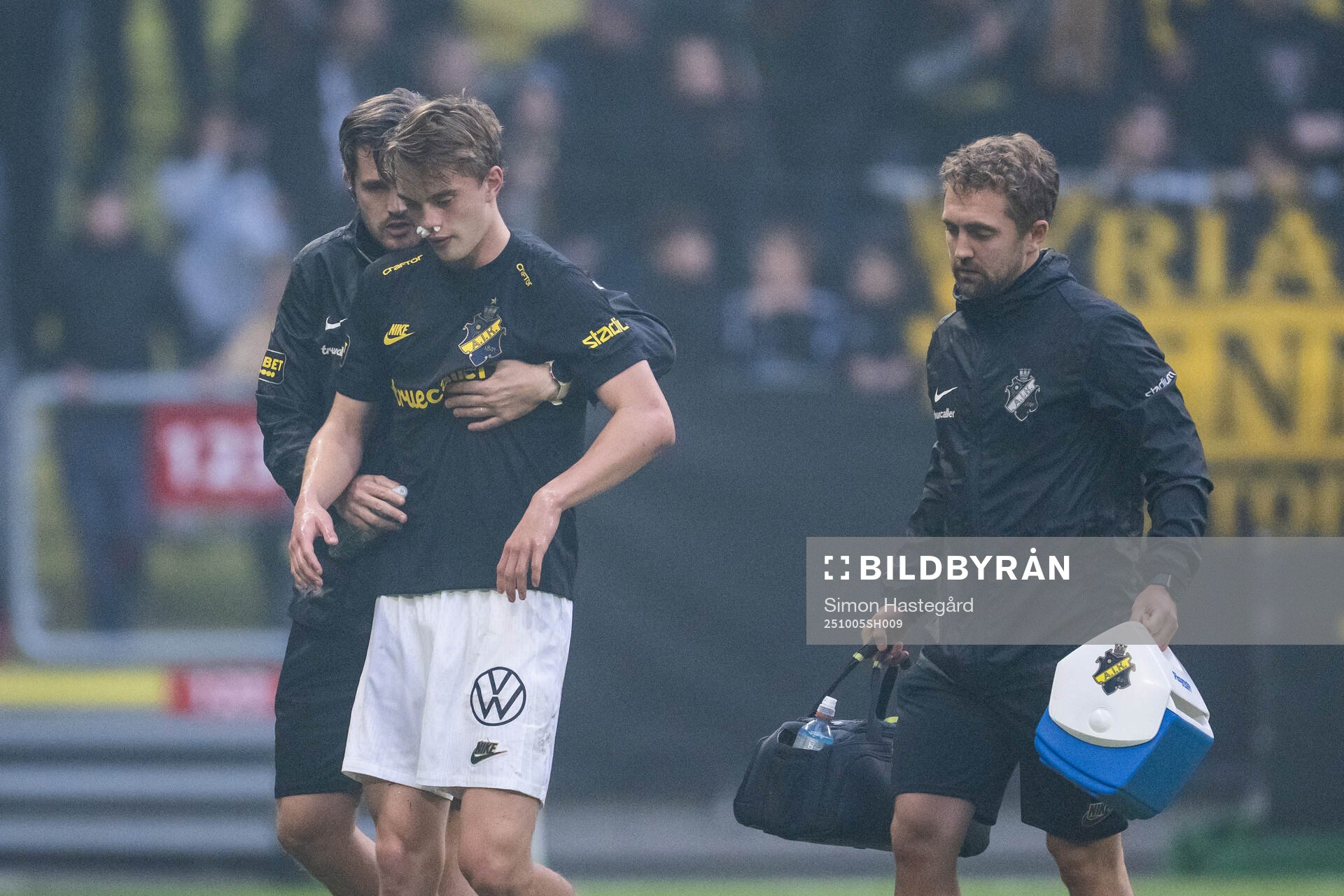 AIKs Yannick Geiger får hjälp av plan