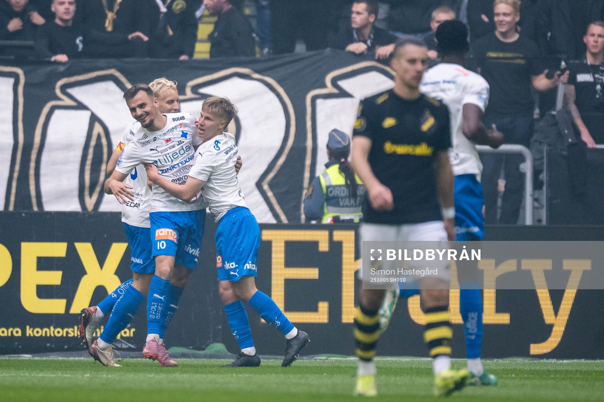 Värnamos Otso Liimatta jublar med lagkamrater