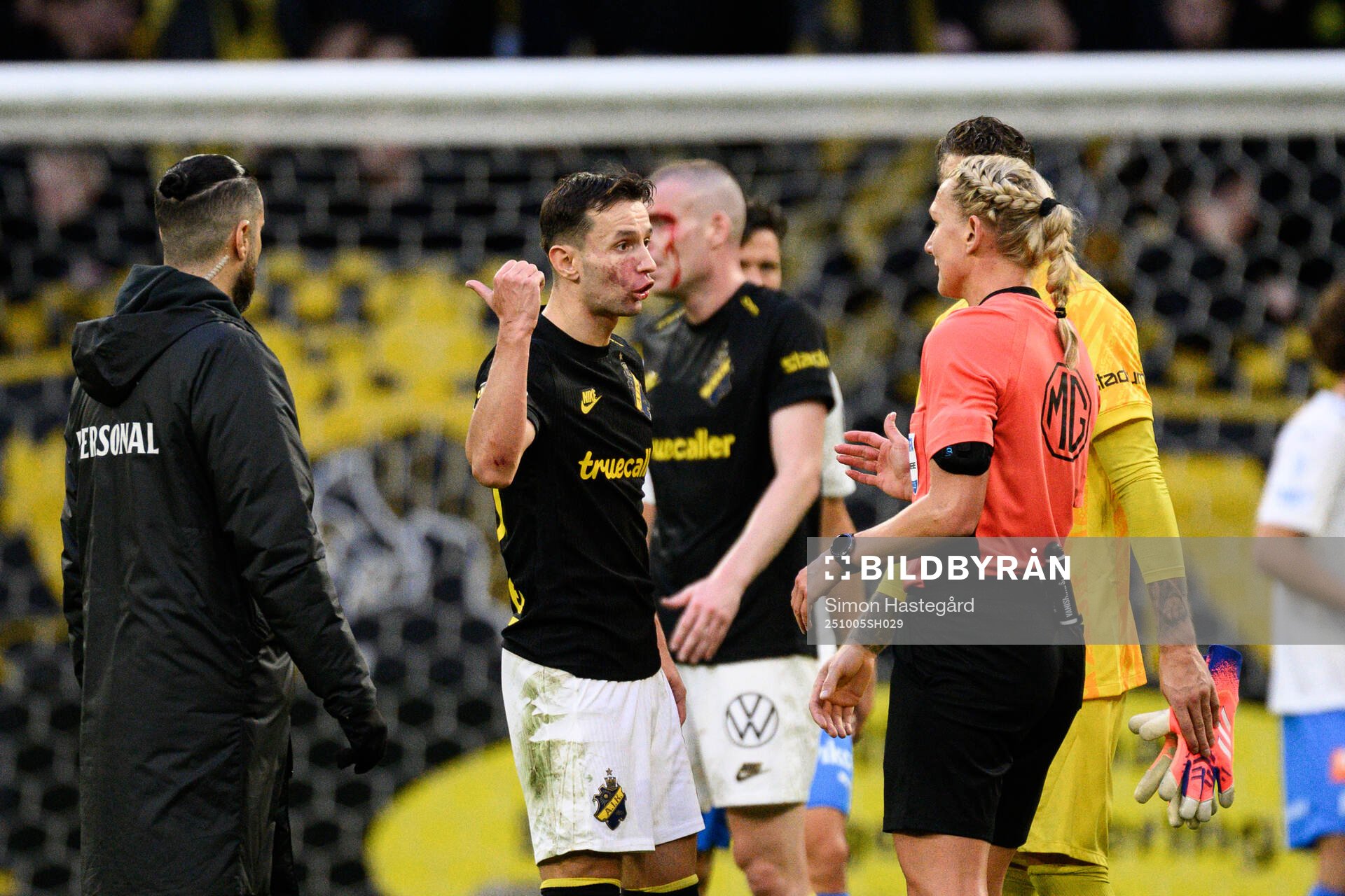 AIKs Bersant Celina i samtal med Domare Tess Olofsson