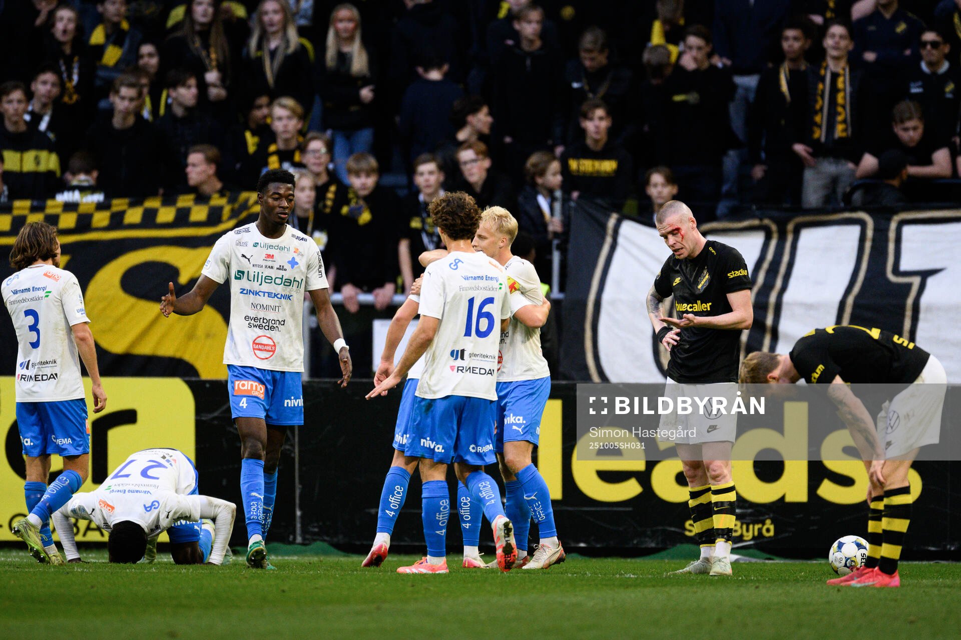 Värnamos Rufai Mohammed jublar samtidigt som AIKs Thomas