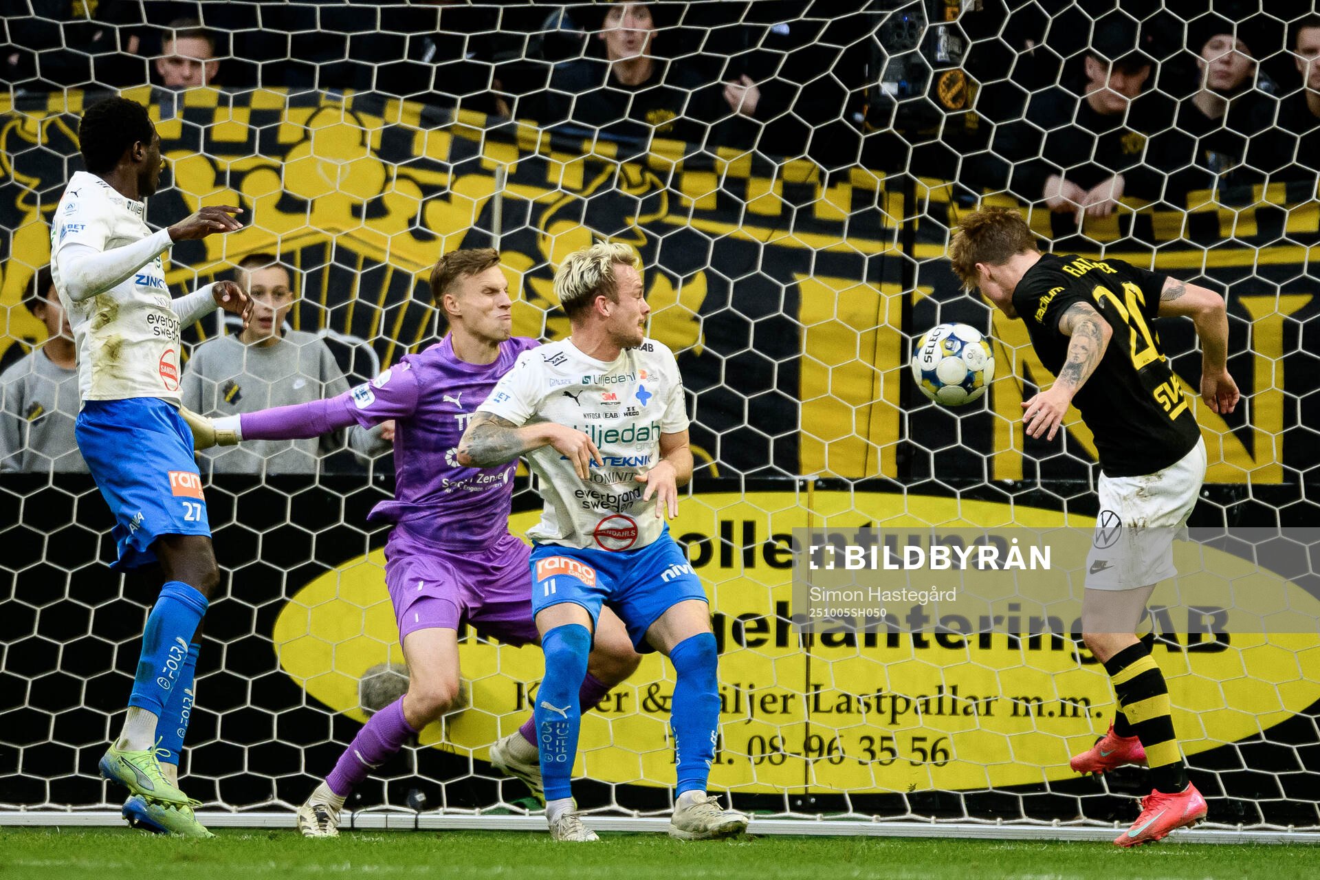 AIKs Erik Hovden Flataker gör 2-3 bakom Värnamos målvakt