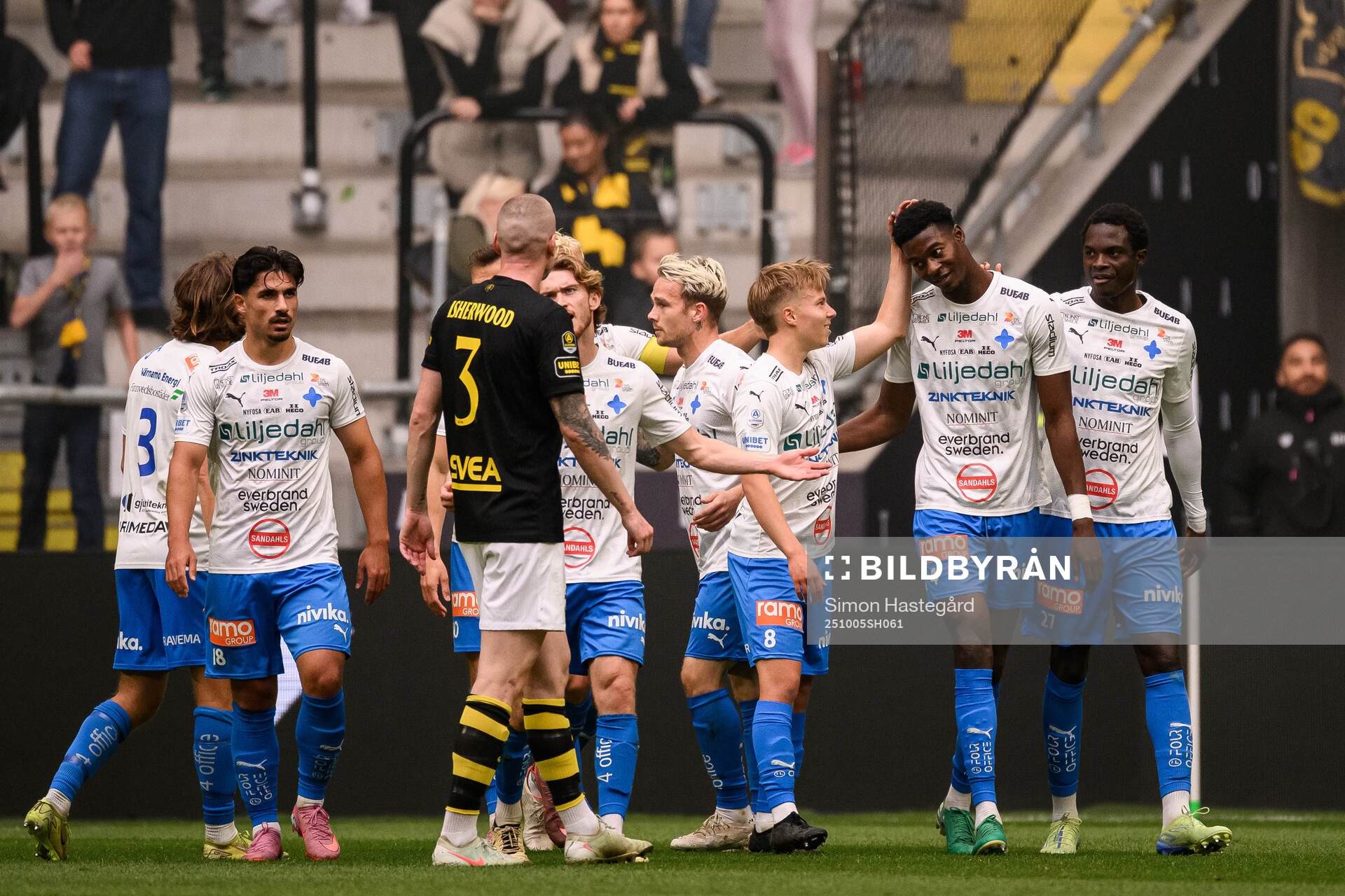 Värnamos Otso Liimatta och Rufai Mohammed jublar