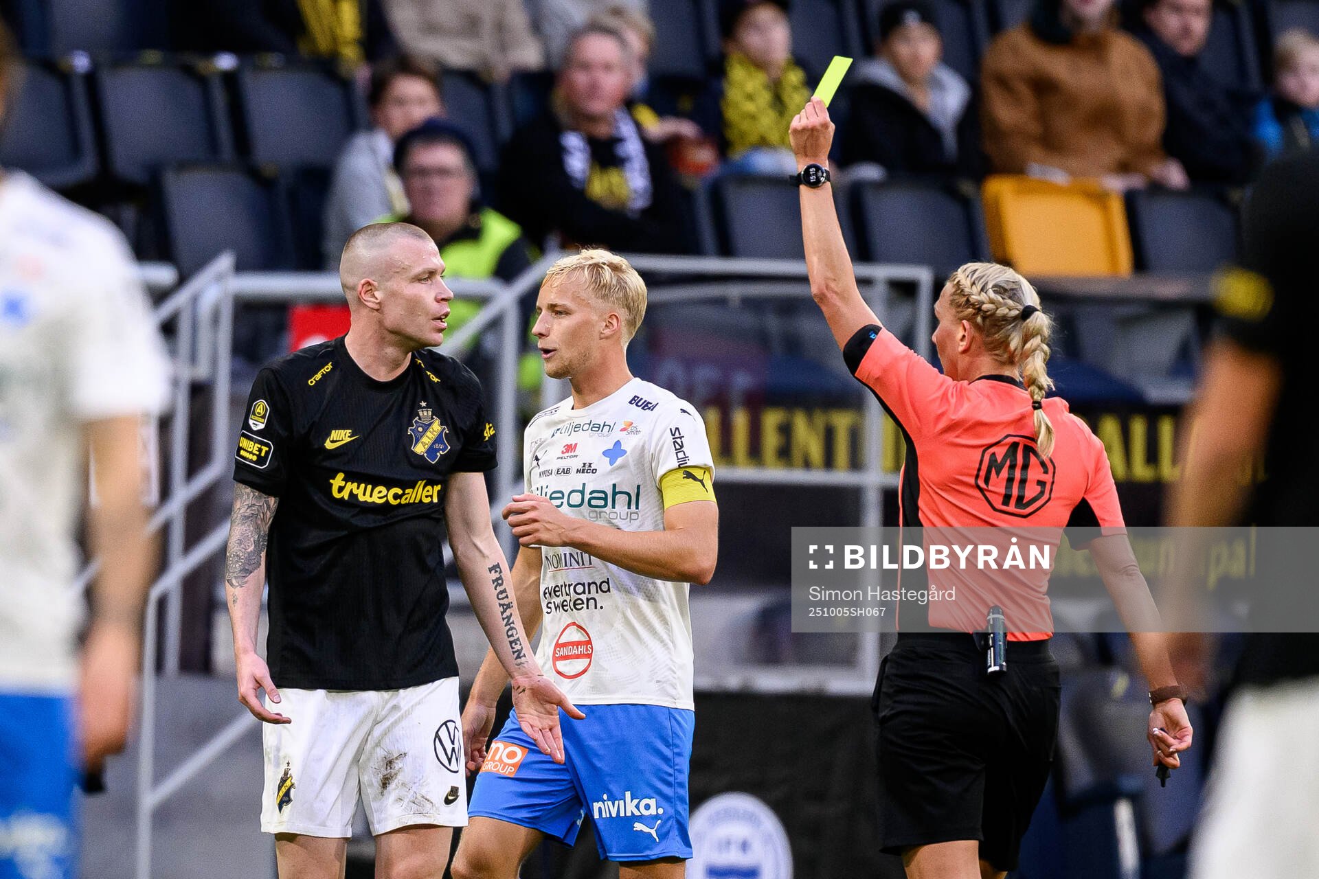 AIKs Thomas Poppler Isherwood får en varning av Domare