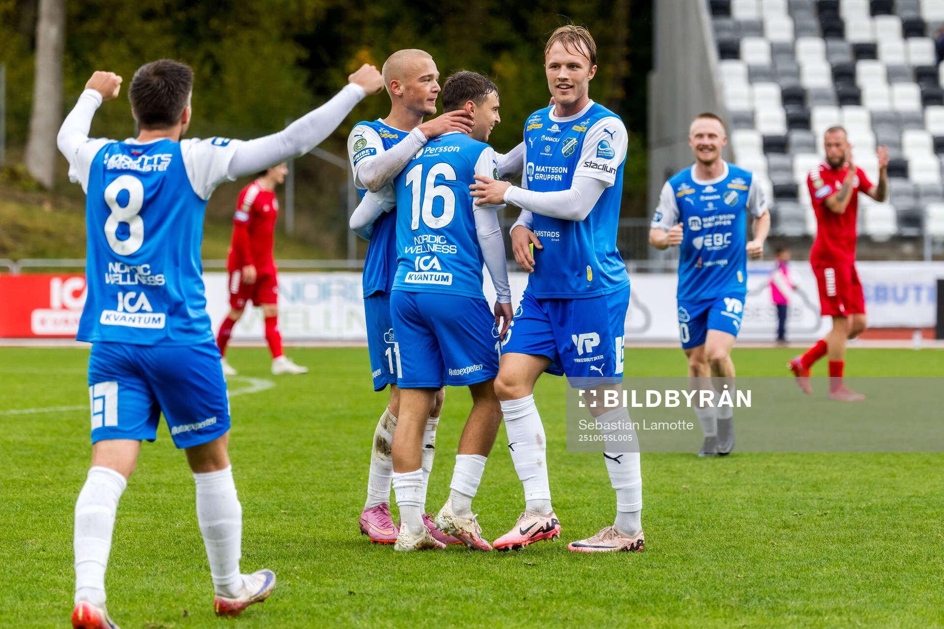 Oddevolds Emir Derviskadic jublar med lagkamrater