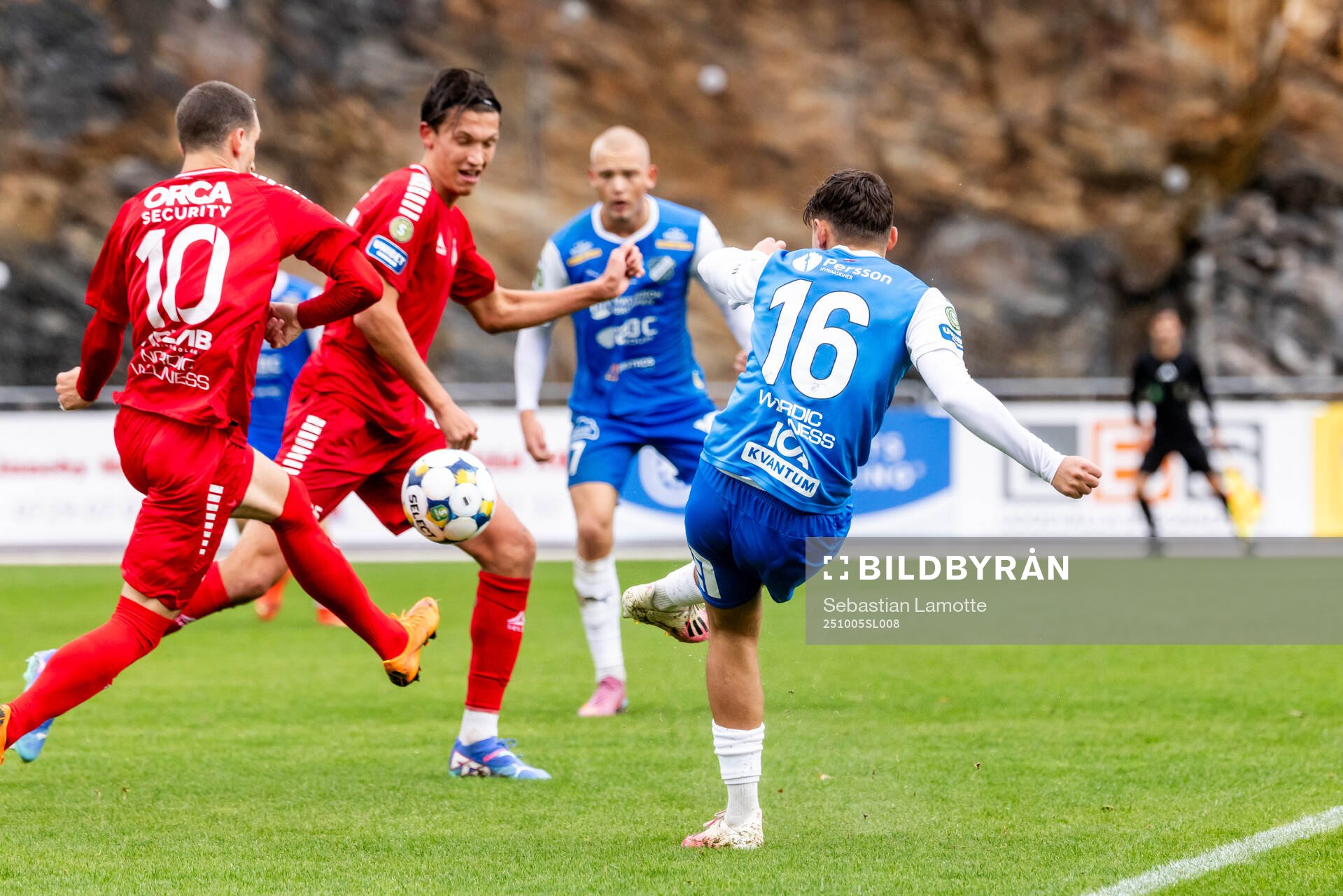Oddevolds Emir Derviskadic skjuter in 1-0