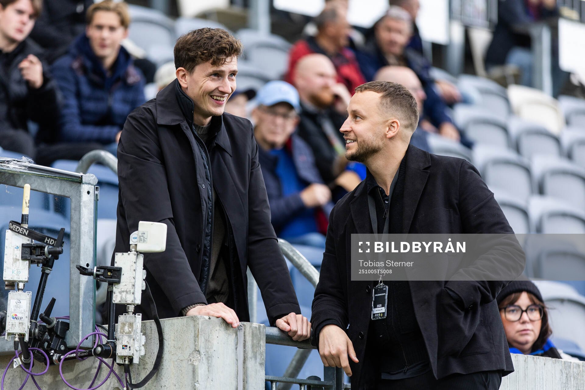IFK Norrköpings tränare Martin Falk pratar med Sirius