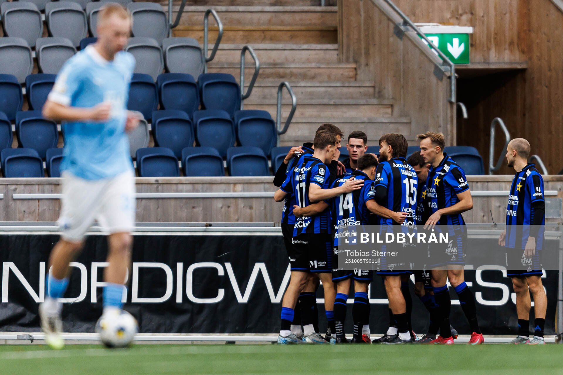 Sirius Robbie Ure jublar med lagkamrater