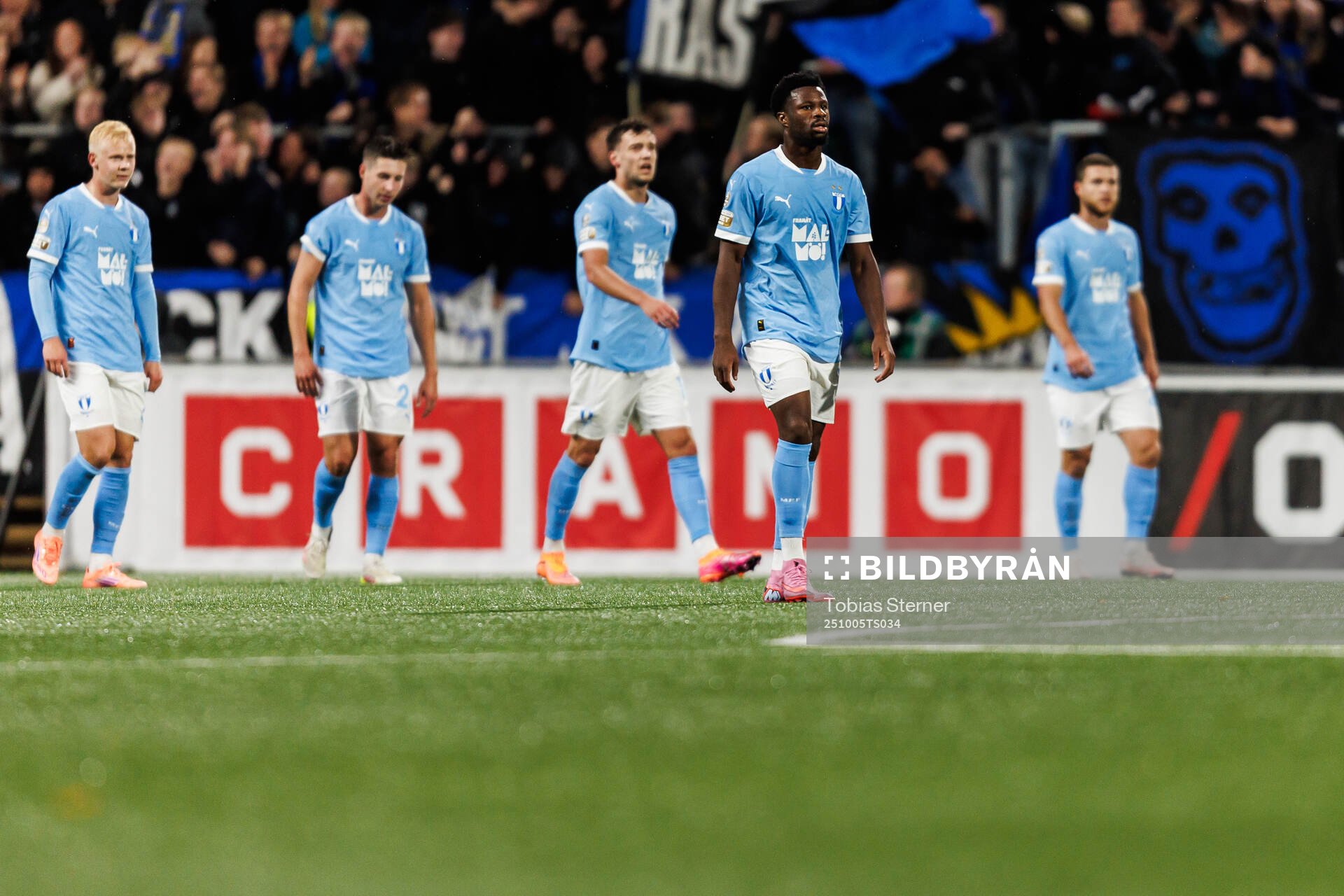 Malmö FFs Emmanuel Ekong deppar