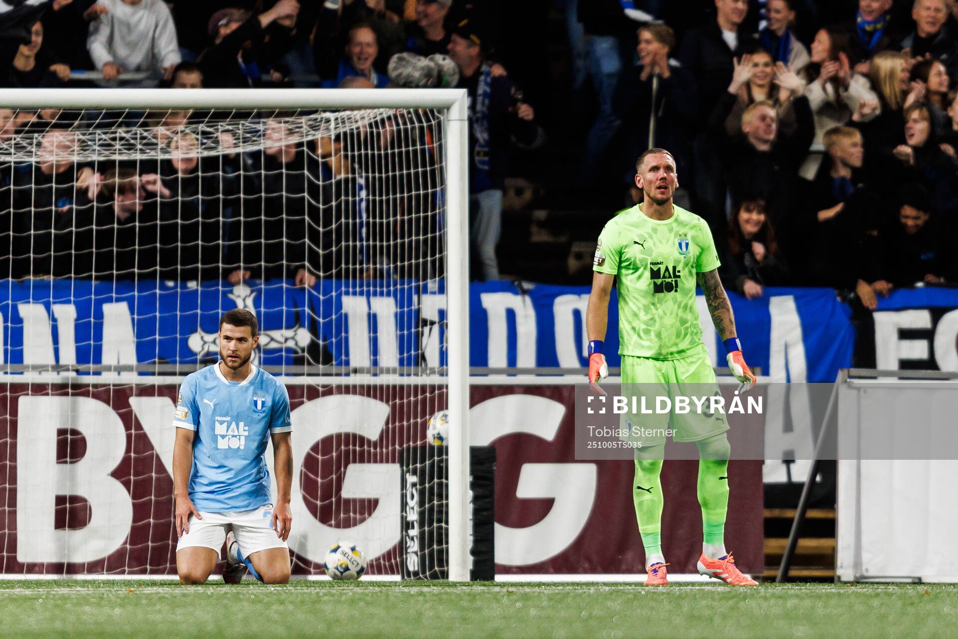 Malmö FFs Gabriel Busanello och målvakt Robin Olsen deppar