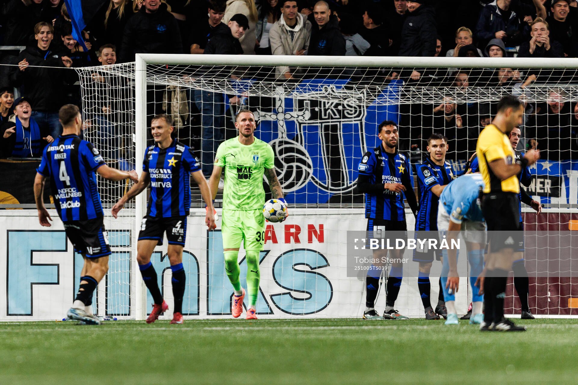 Malmö FFs målvakt Robin Olsen deppar