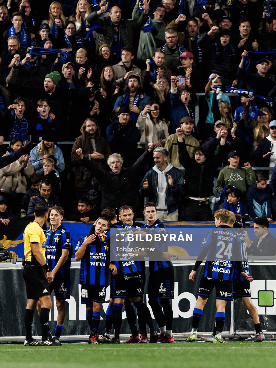 Sirius Leo Walta jublar med lagkamrater