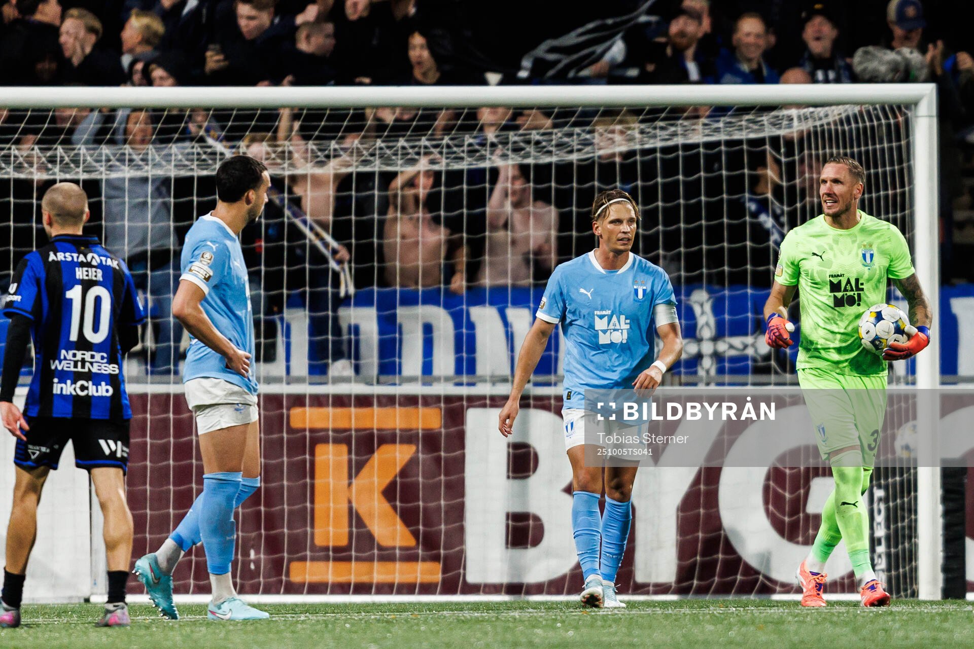 Malmö FFs Jens Stryger Larsen och målvakt Robin Olsen