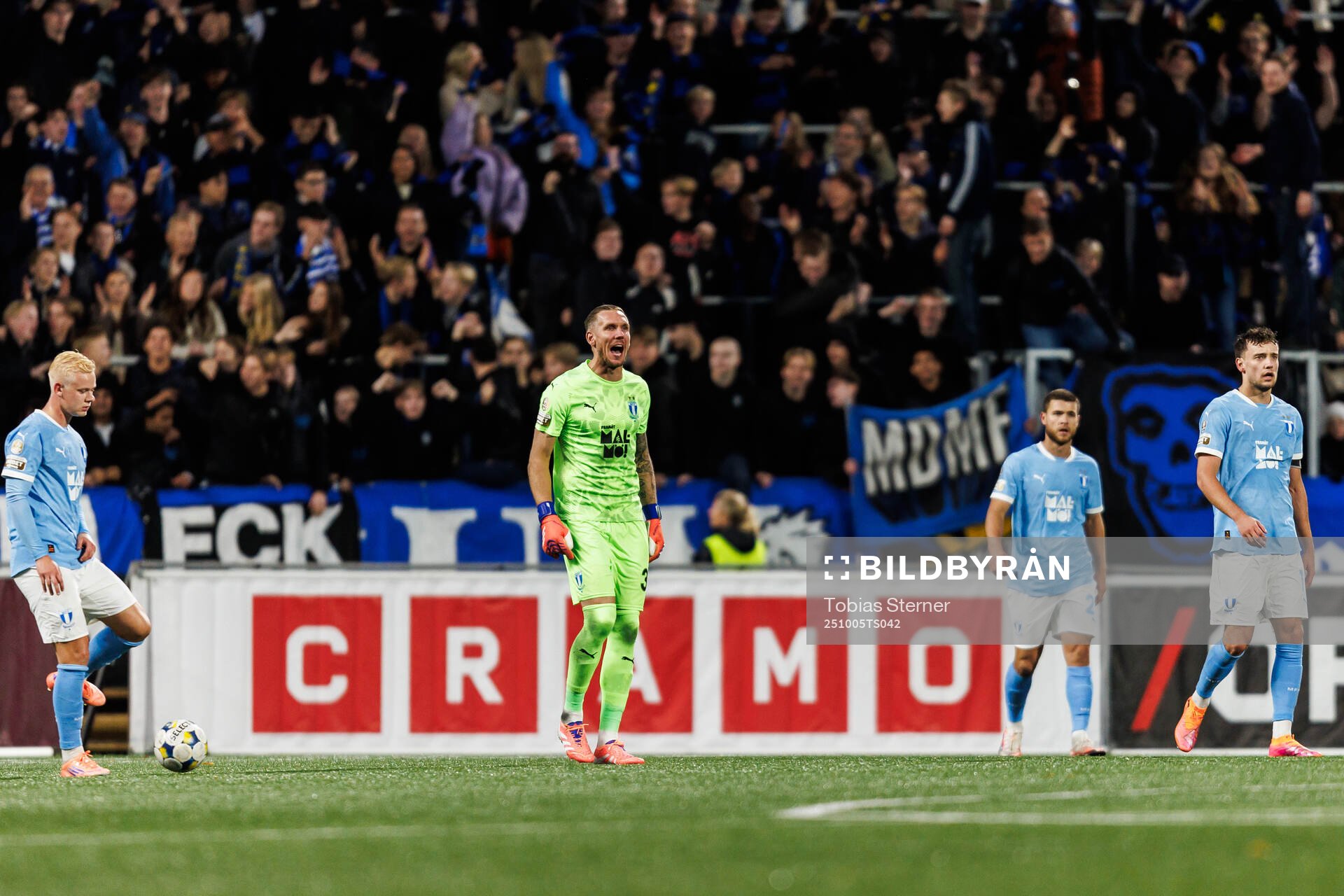 Malmö FFs målvakt Robin Olsen deppar