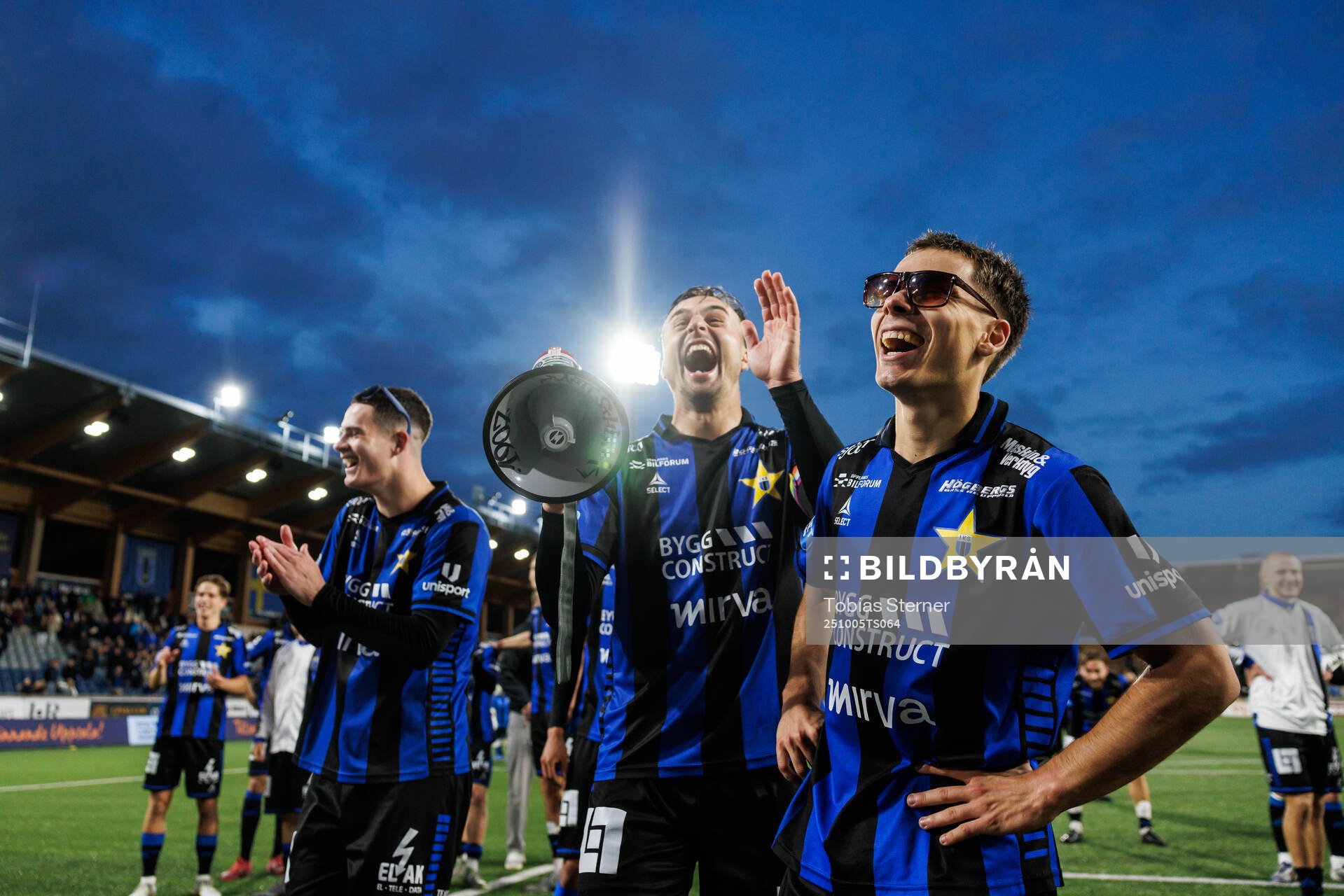 Sirius Henrik Rönnlöf Castegren och Leo Walta jublar