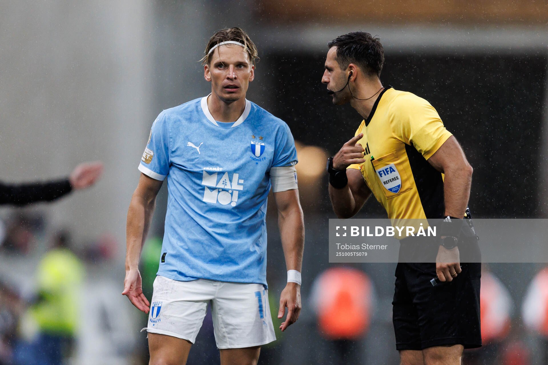 Malmö FFs Jens Stryger Larsen och Domare Granit Maqedonci