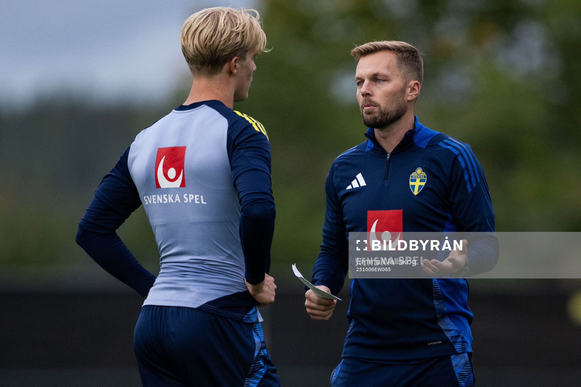 Lucas Bergvall and assistant coach Sebastian Larsson of the