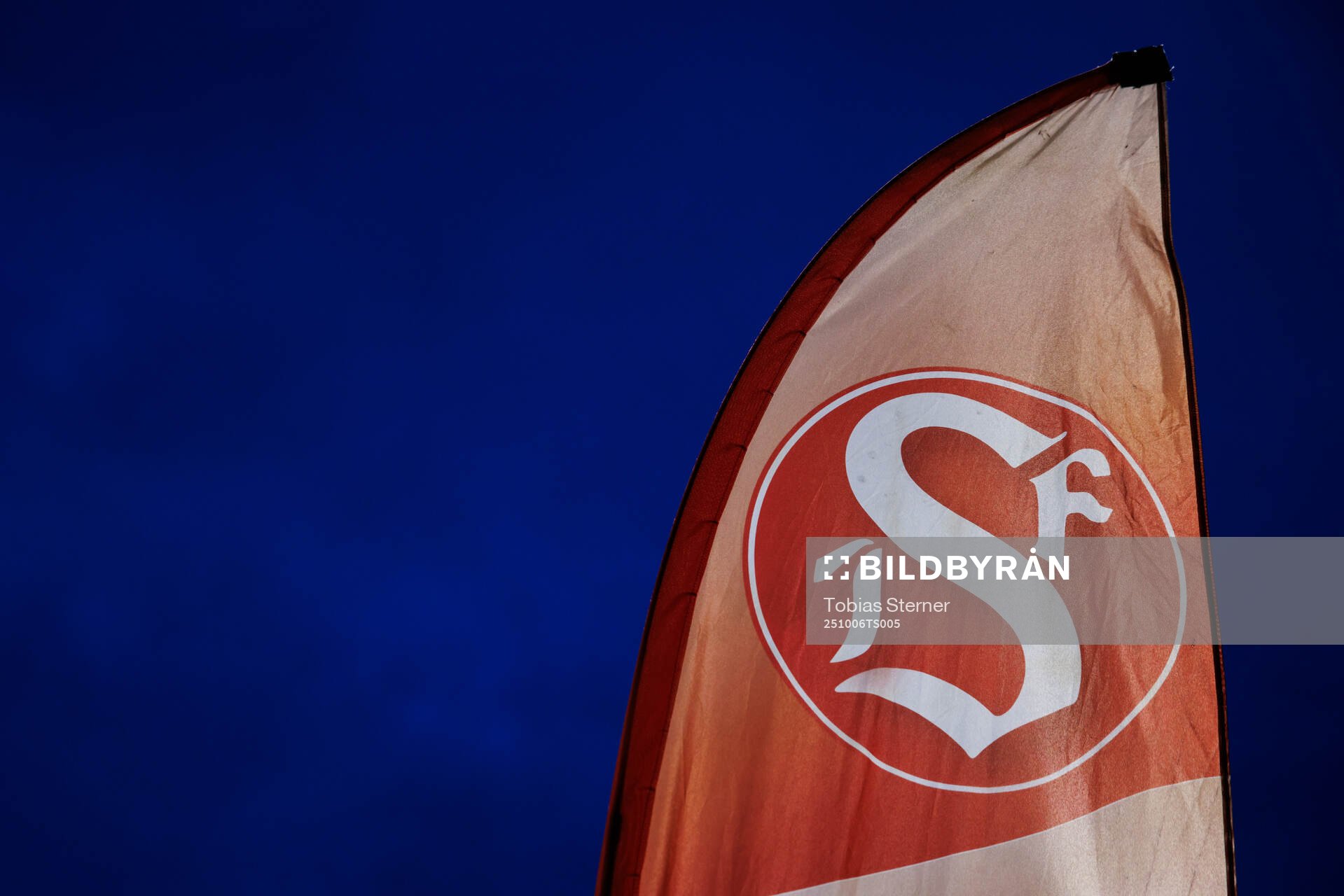 En flagga med Sandvikens IFs flagga