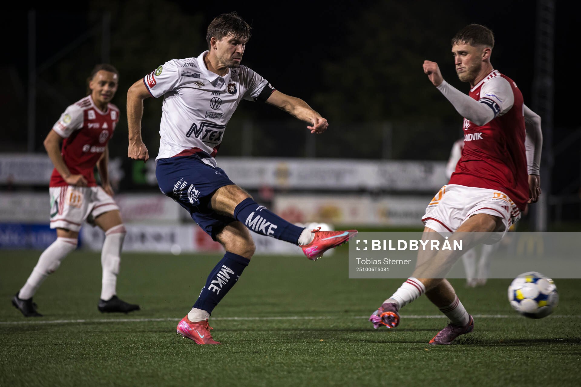 Örgrytes Daniel Paulson och Sandvikens IFs Emil Engqvist