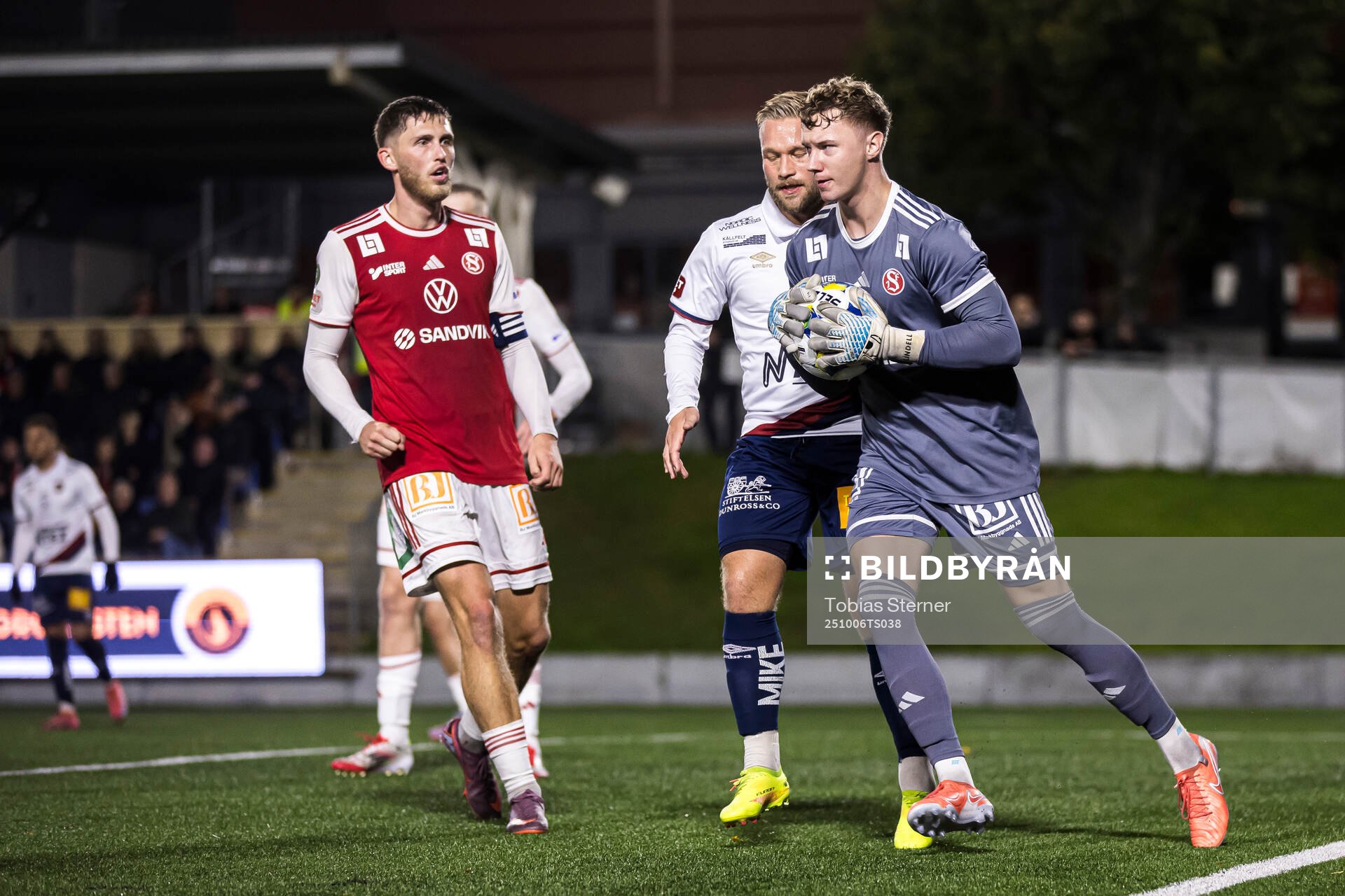 Sandvikens IFs Emil Engqvist och målvakt Otto Lindell mot