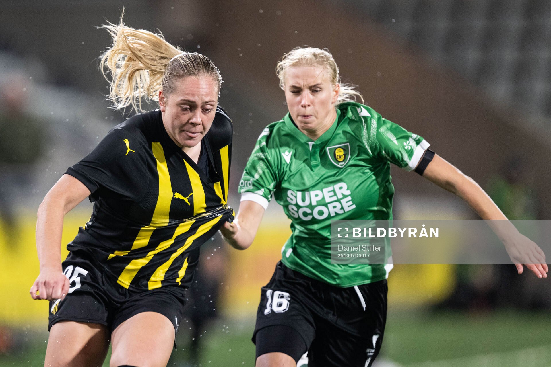 Alice Bergström of Häcken and Nicola Brzęczek of Katowice