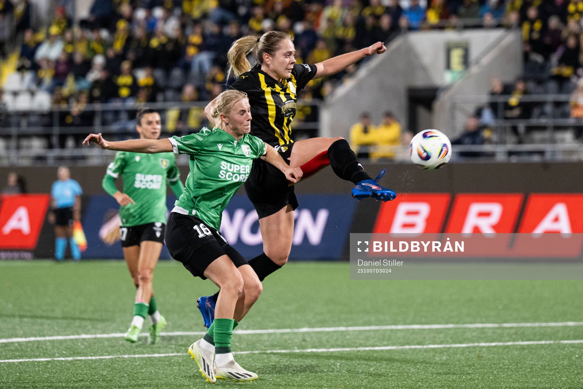 Nicola Brzeczek of Katowice and Alice Bergström of Häcken