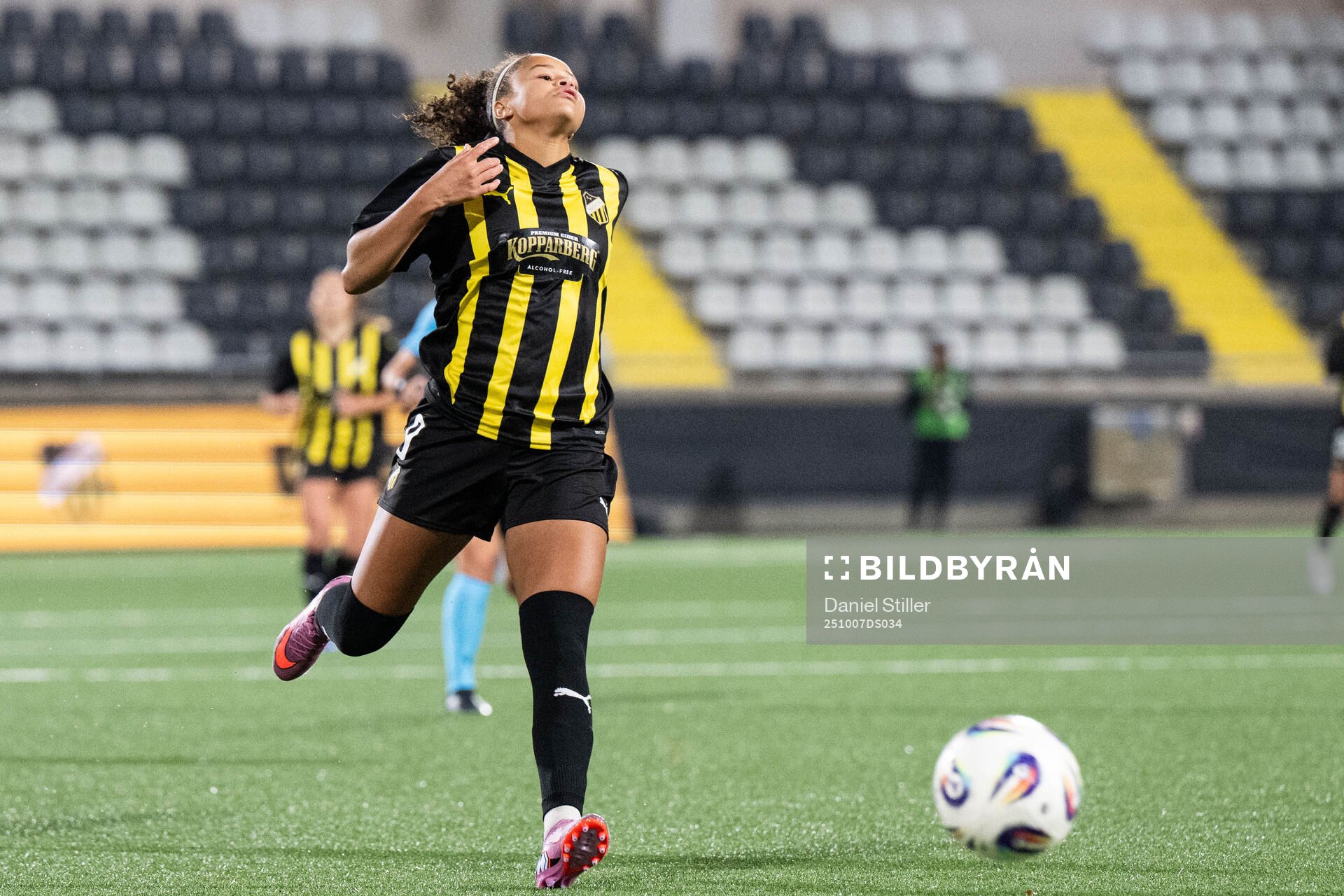 Felicia Schröder of Häcken looks dejected