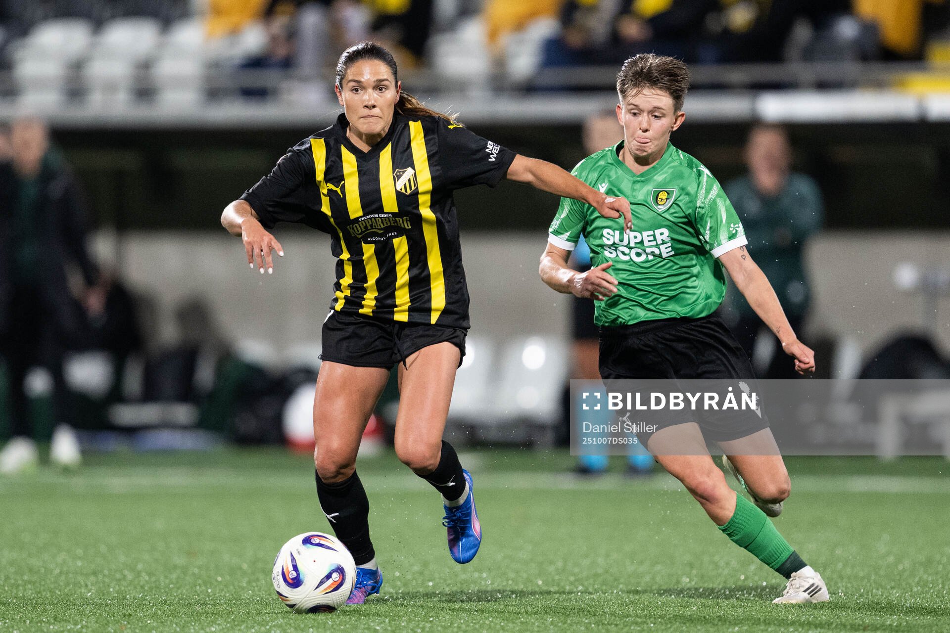 Mary Caroline Wickenheiser of Häcken and Klaudia Maciazka