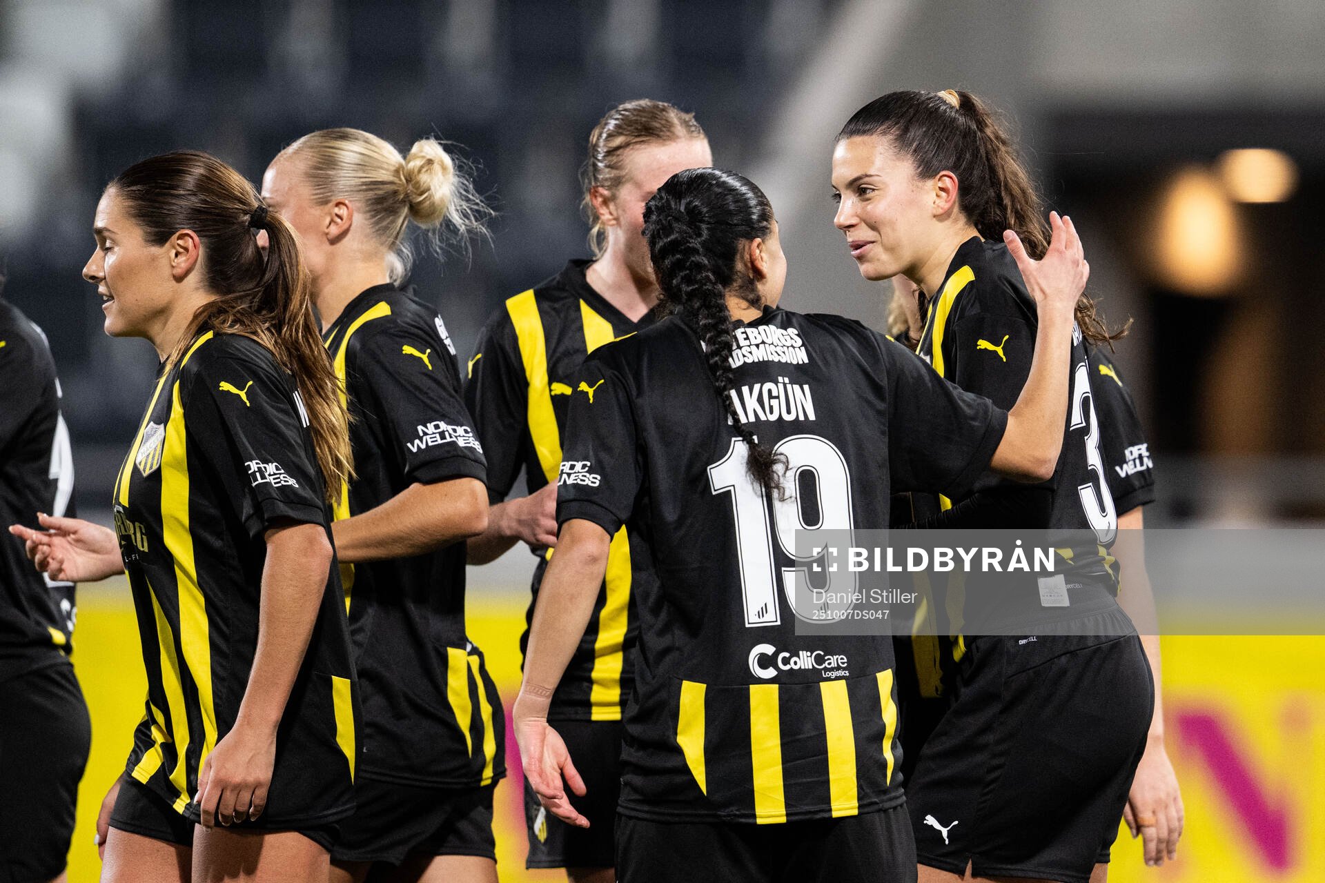Helena Sampaio of Häcken celebrates with team mates