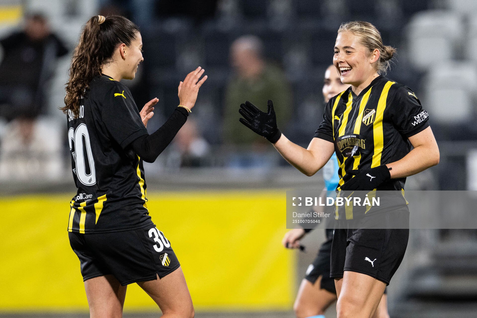 Paulina Nyström of Häcken celebrates with Helena Sampaio