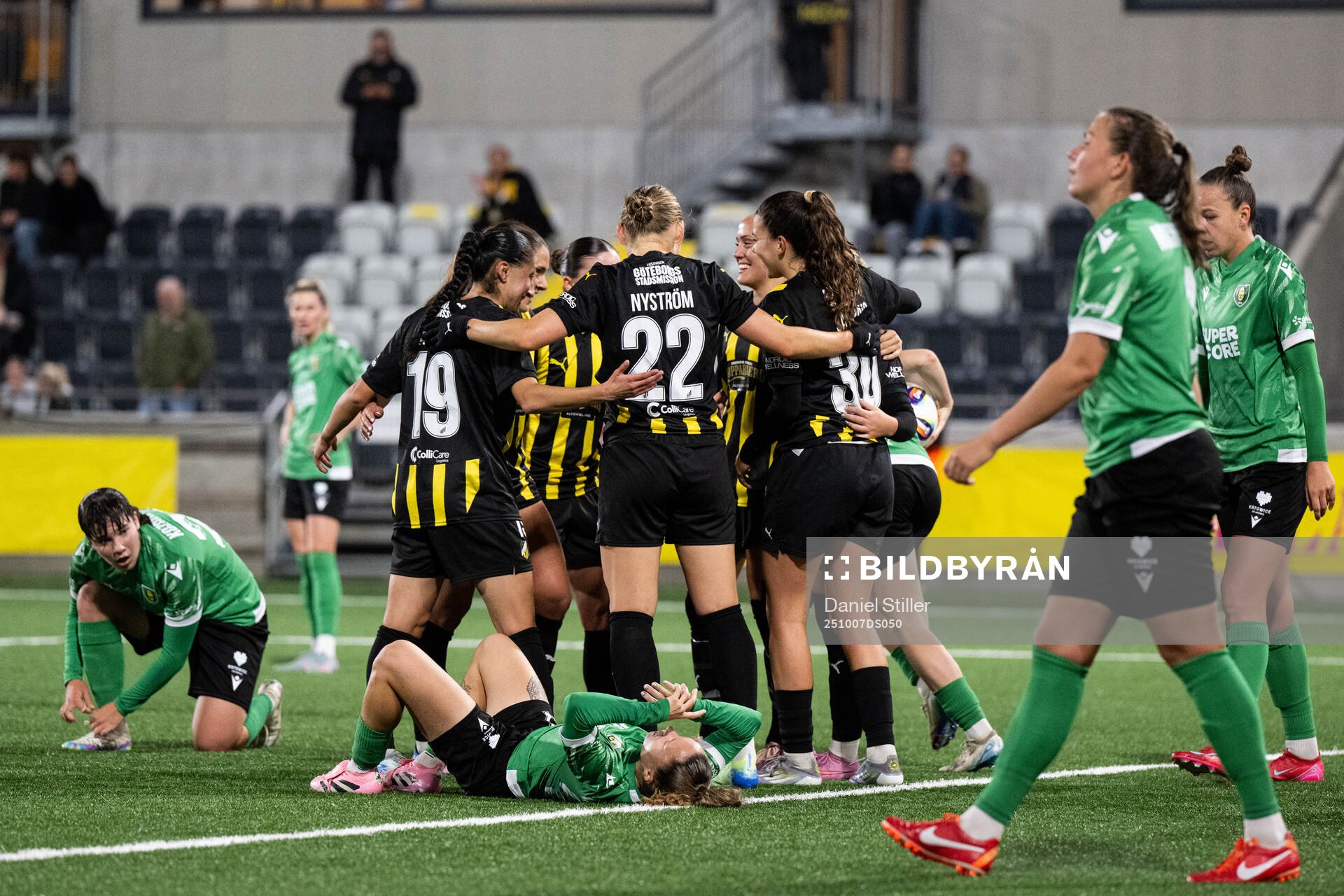 Helena Sampaio of Häcken celebrates withteam mates