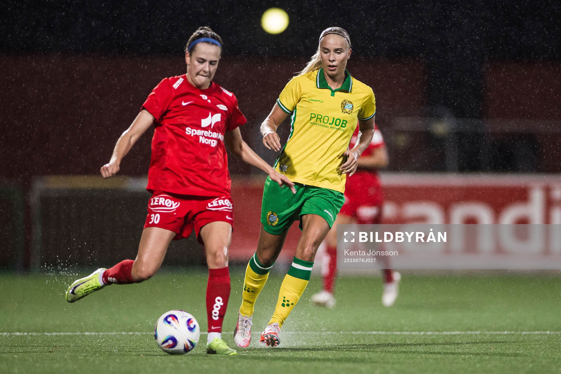 Joanna Tynnilä of Brann and Stina Lennartsson of Hammarby