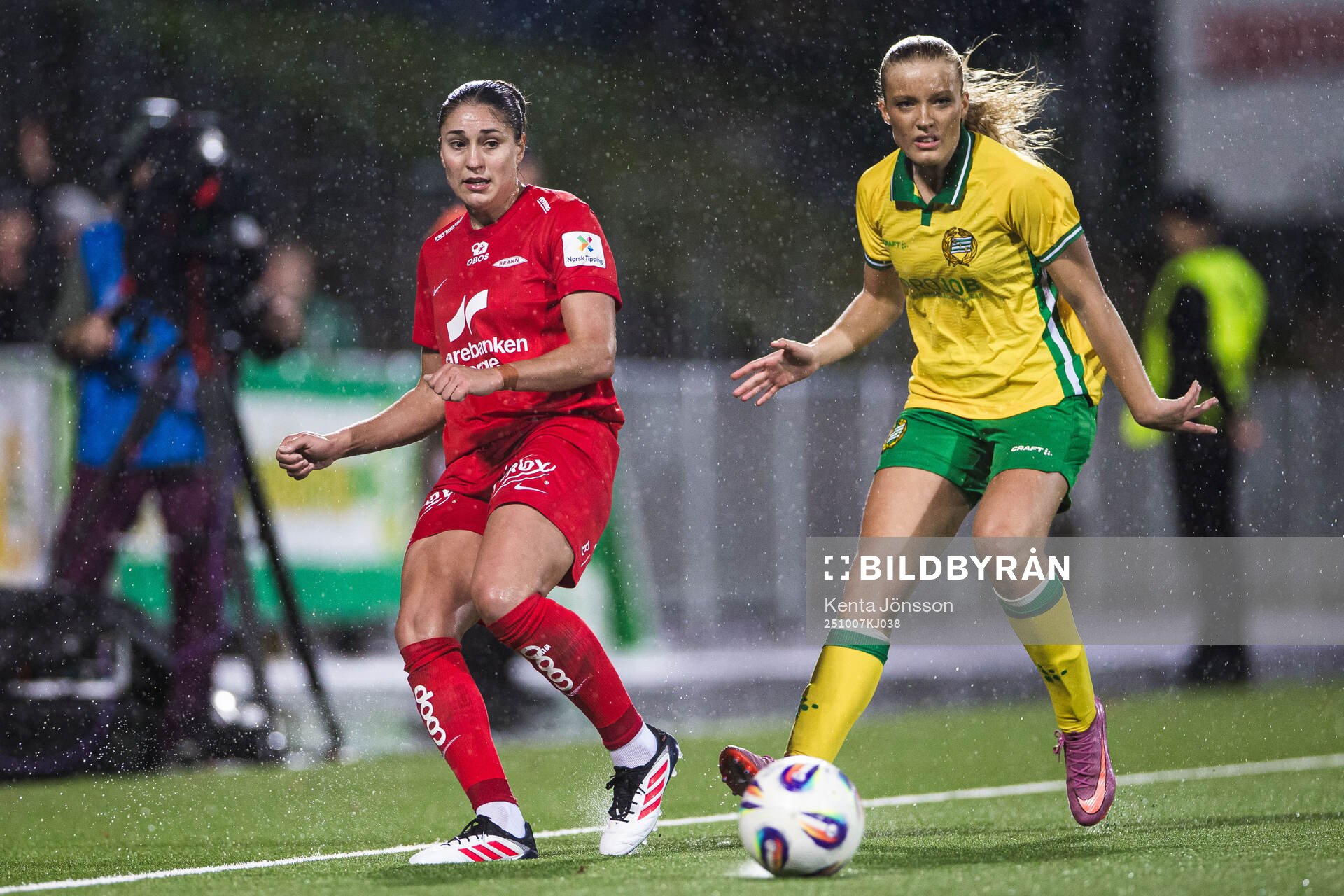 Brenna Lovera of Brann and Smilla Holmberg of Hammarby