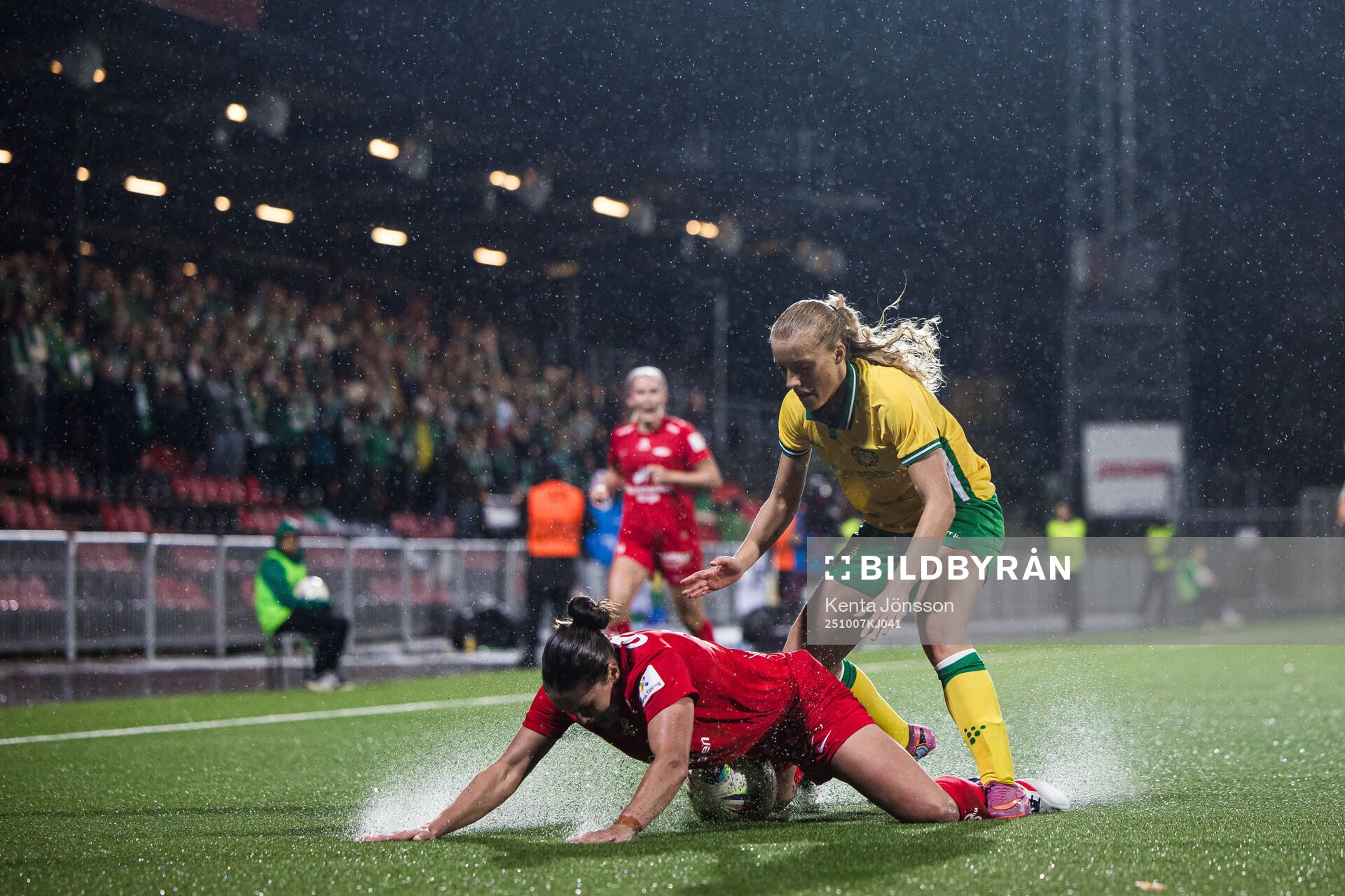 Brenna Lovera of Brann and Smilla Holmberg of Hammarby
