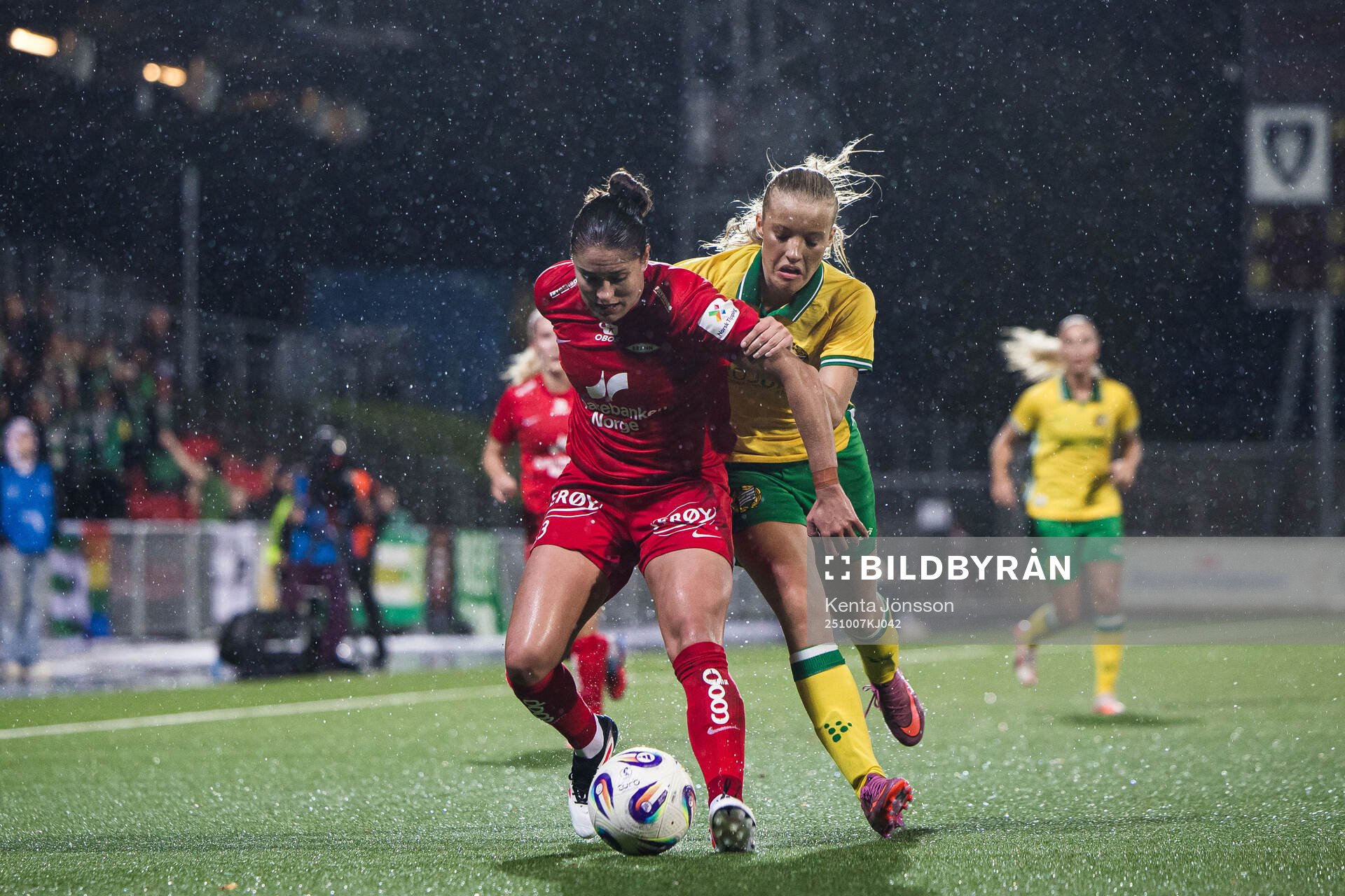 Brenna Lovera of Brann and Smilla Holmberg of Hammarby