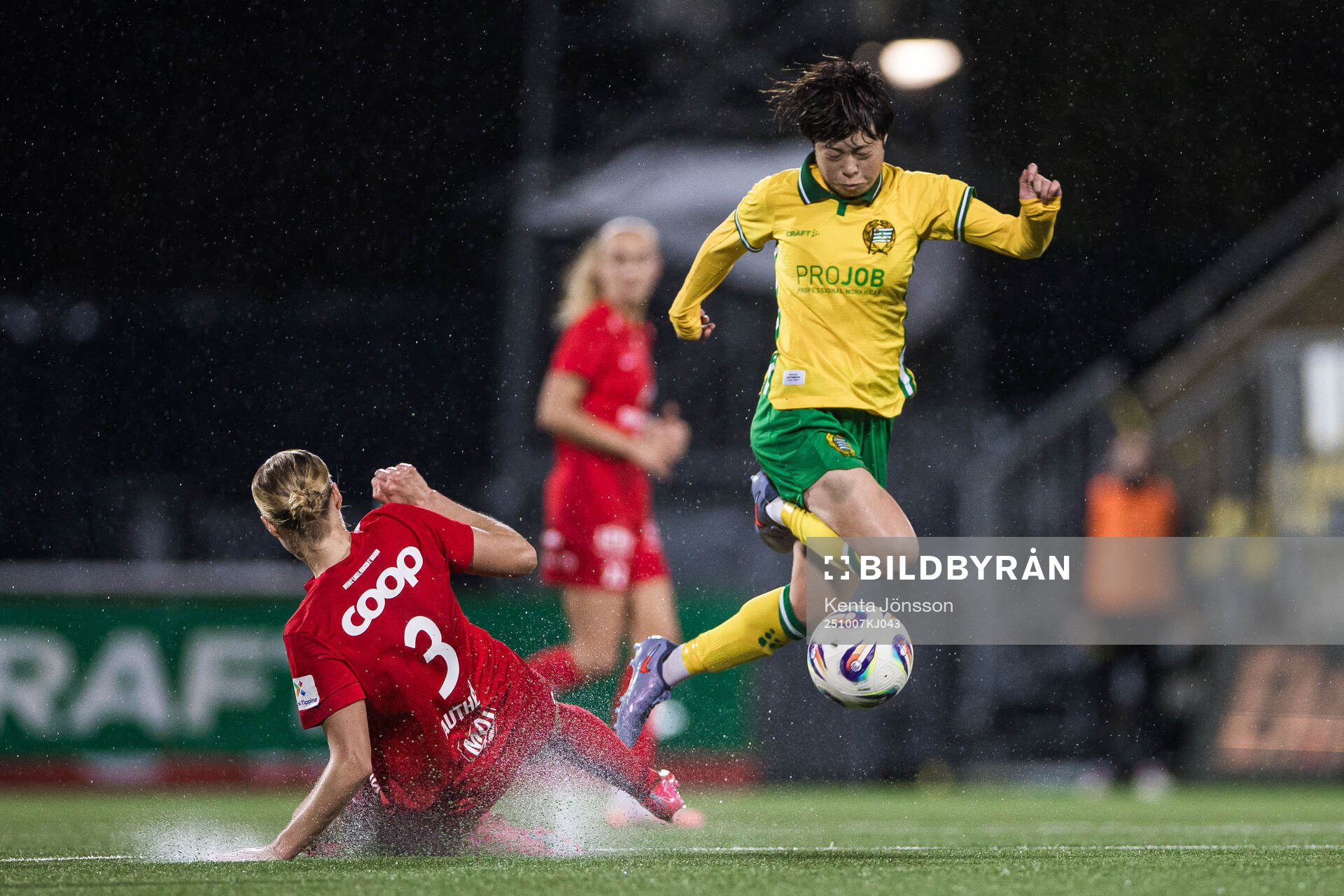 Mia Authen of Brann and Asato Miyagawa of Hammarby