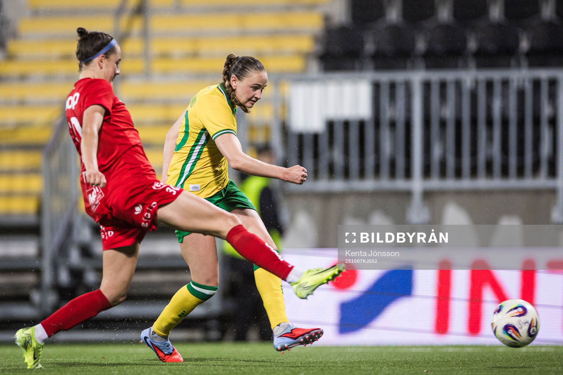 Vilde Hasund of Hammarby scores 1-0 behind Joanna Tynnilä