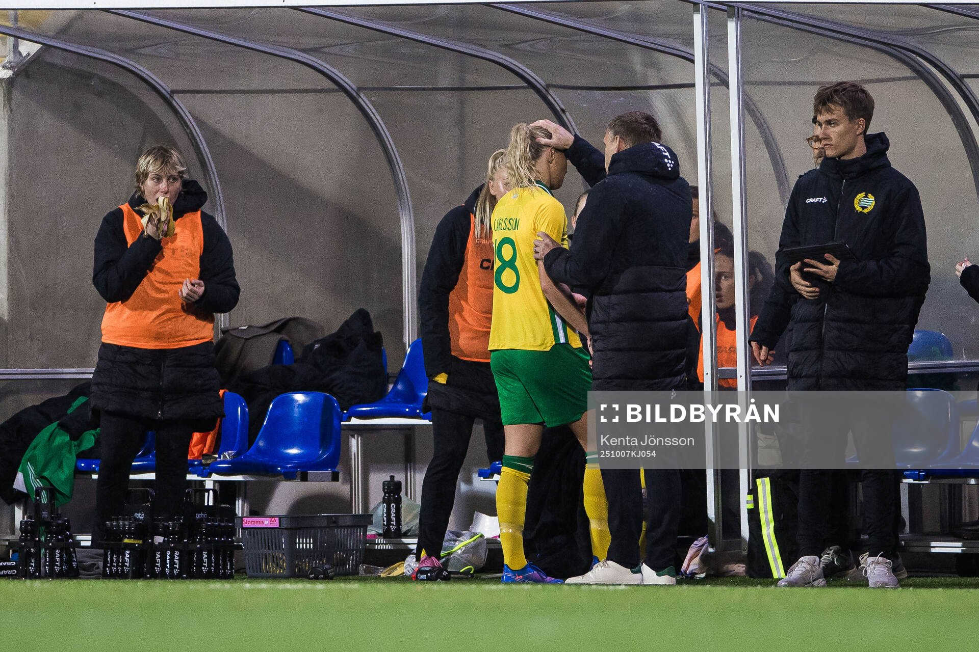 Alice Carlsson of Hammarby leaves the pitch injured