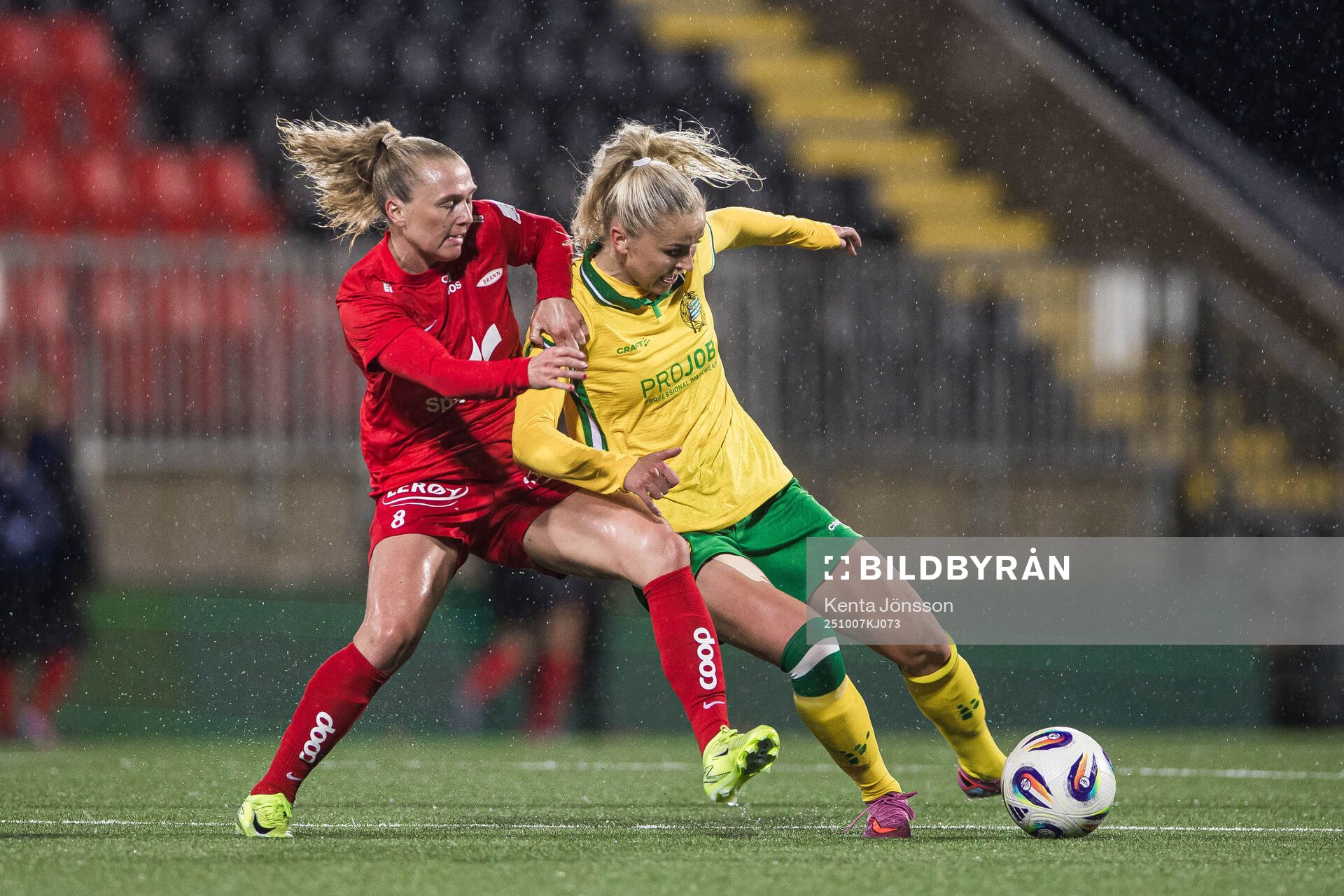 Karoline Haugland of Brann and Anna Jøsendal of Hammarby
