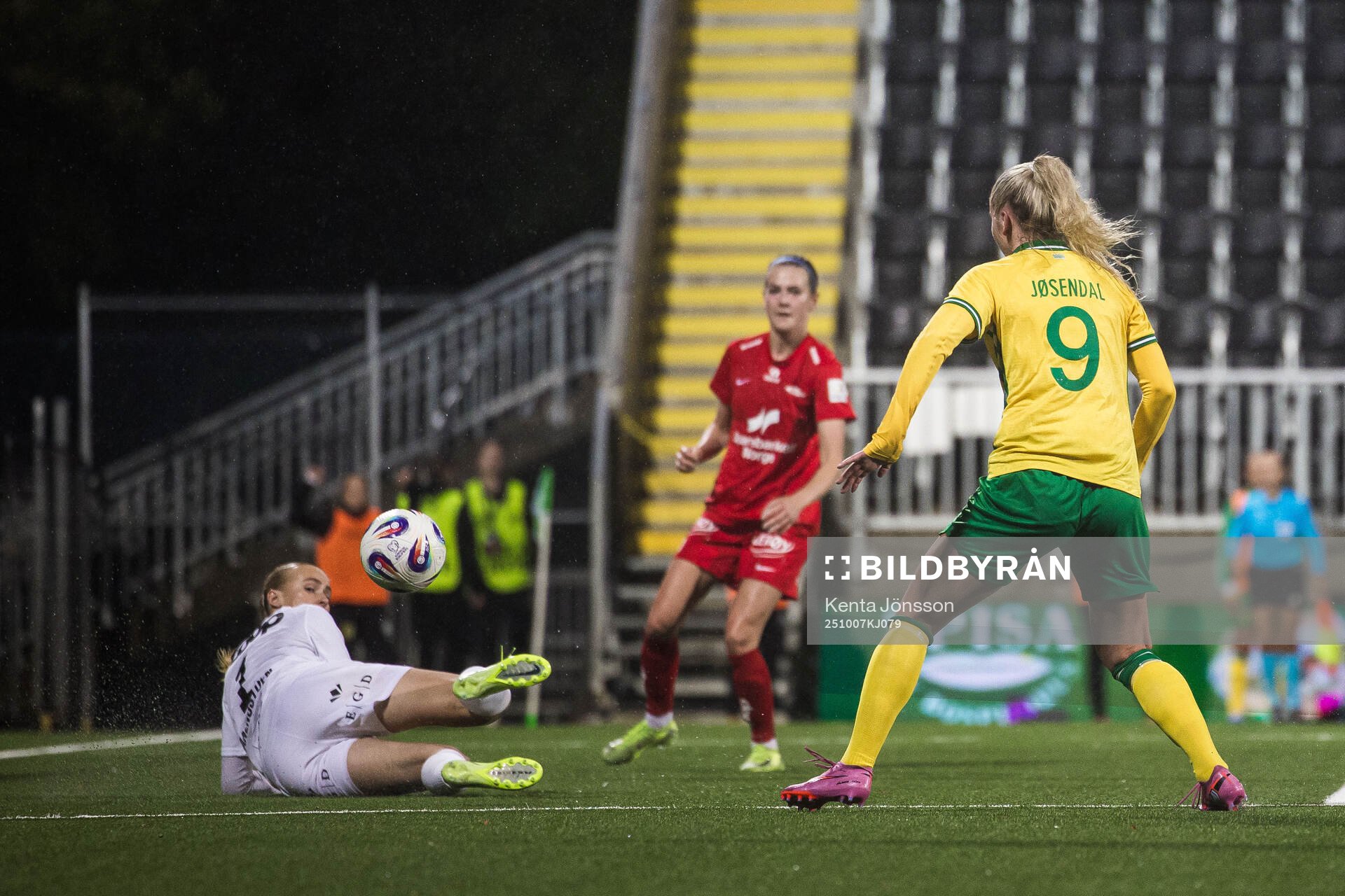 Goalkeeper Selma Panengstuen of Brann and Anna Jøsendal of