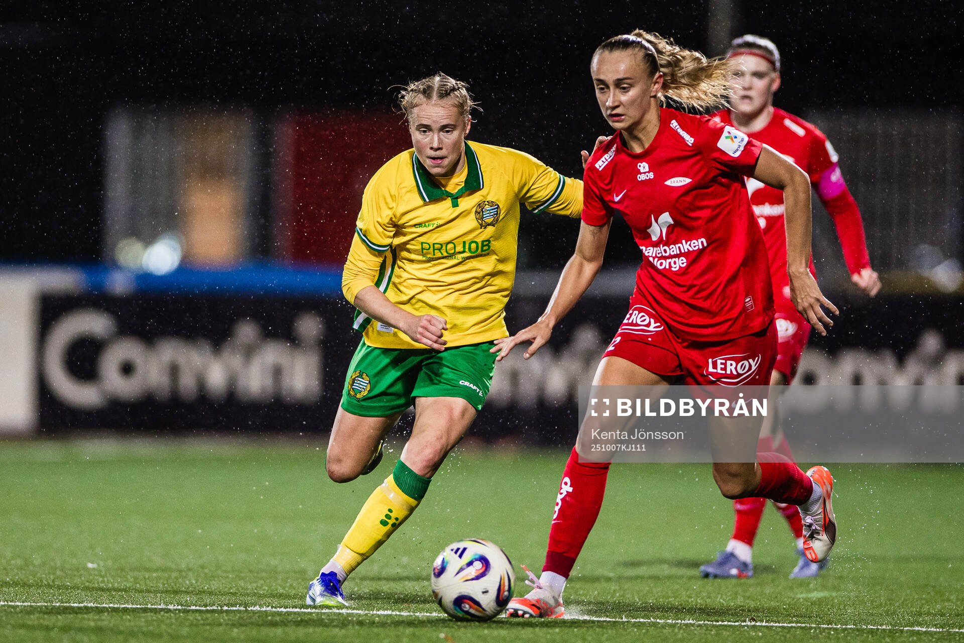 Julie Blakstad of Hammarby and Lauren Davidson of Brann