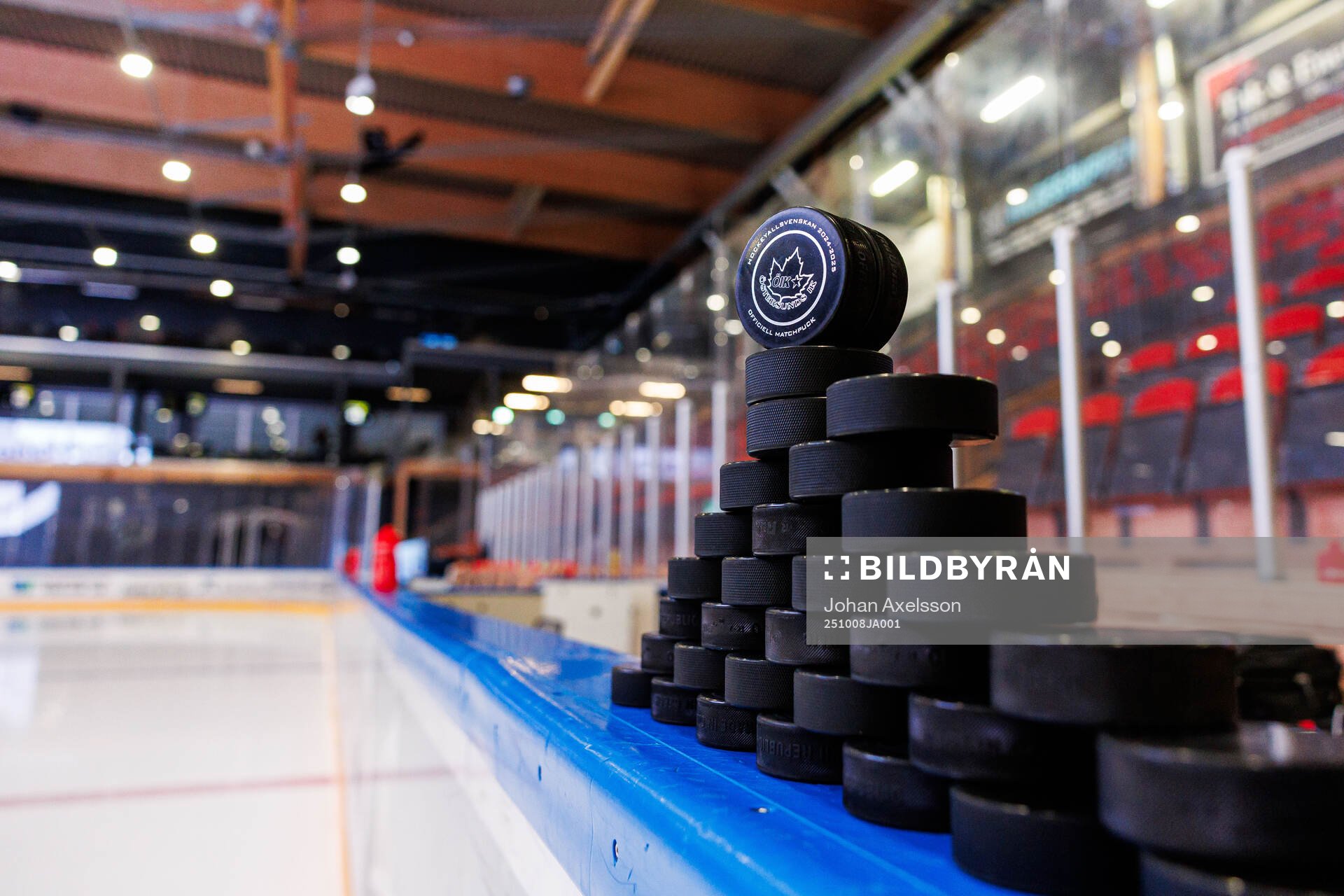 Puckar ishockeymatchen i Hockeyallsvenskan mellan
