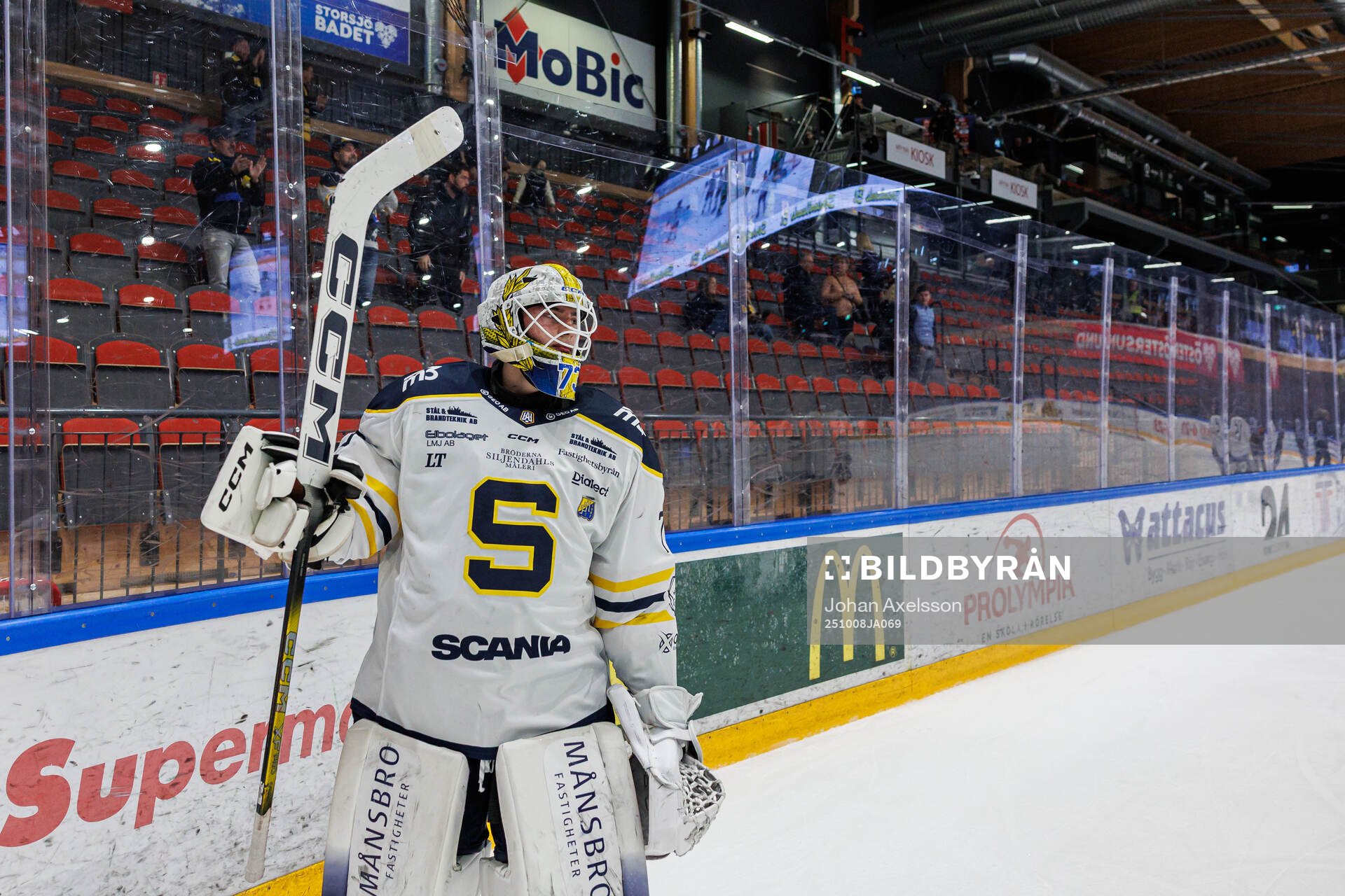 Södertäljes målvakt Love Härenstam jublar