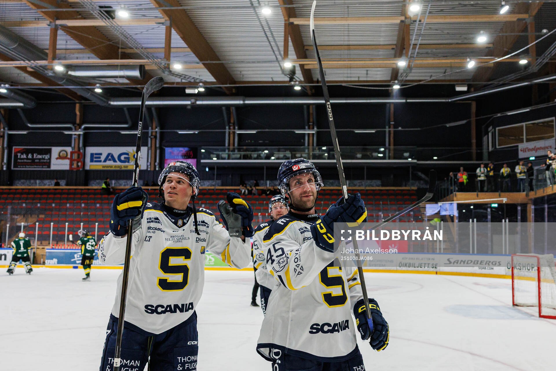 Södertäljes Måns Lindbäck och Sebastian Dyk jublar