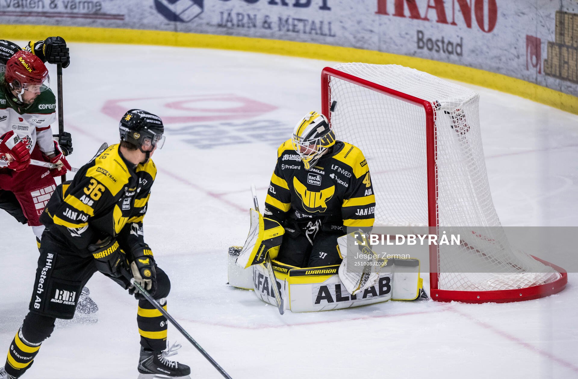 Västerås målvakt Rasmus Korhonen och Modos Alexander