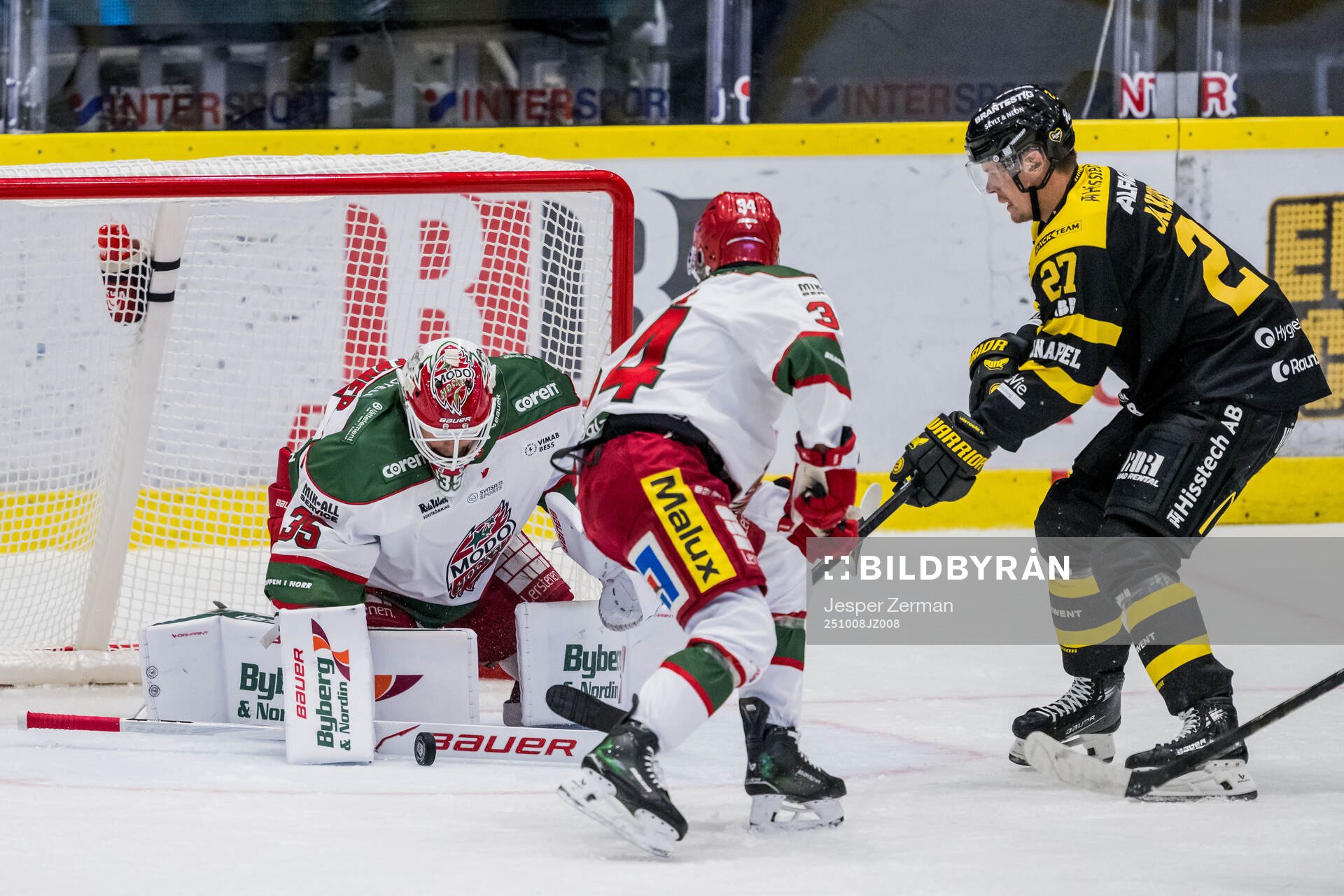 Modos målvakt Adam Werner och Hugo Hallin mot Västerås