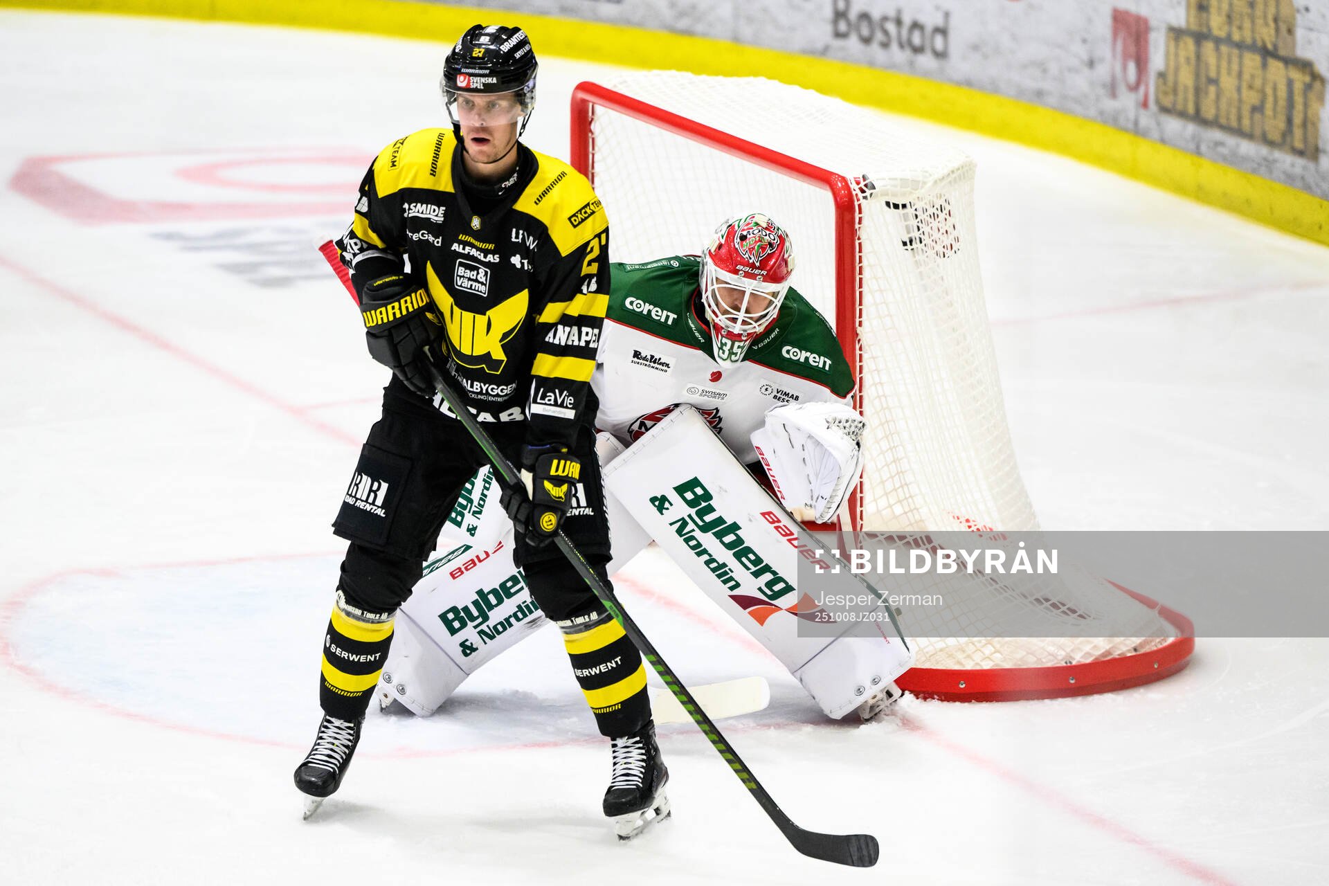 Västerås Carl Jakobsson och Modos målvakt Adam Werner
