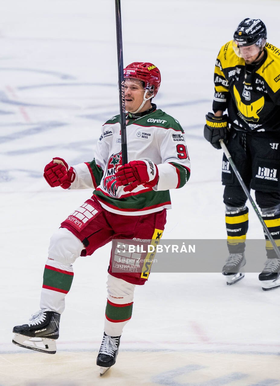 Modos Linus Andersson jublar